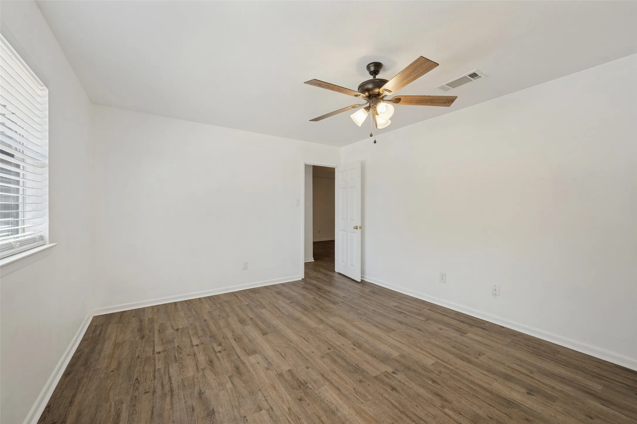 Single Family Residence For Sale in Tarrant County , 821 E Glendale St., Crowley, Texas 76036, 2 Bedroom, 1 Bathroom, 1 Garage spaces, 1,297 Sqft, built in 1970, mls#21372097, Real Estate Agent in Crowley, Homes For Sale in Tarrant county, Homes For Sale in Crowley, Realtor in Crowley Texas, Real Estate Brokerage Independent Realty Texas, Luminita Cordes Realtor
