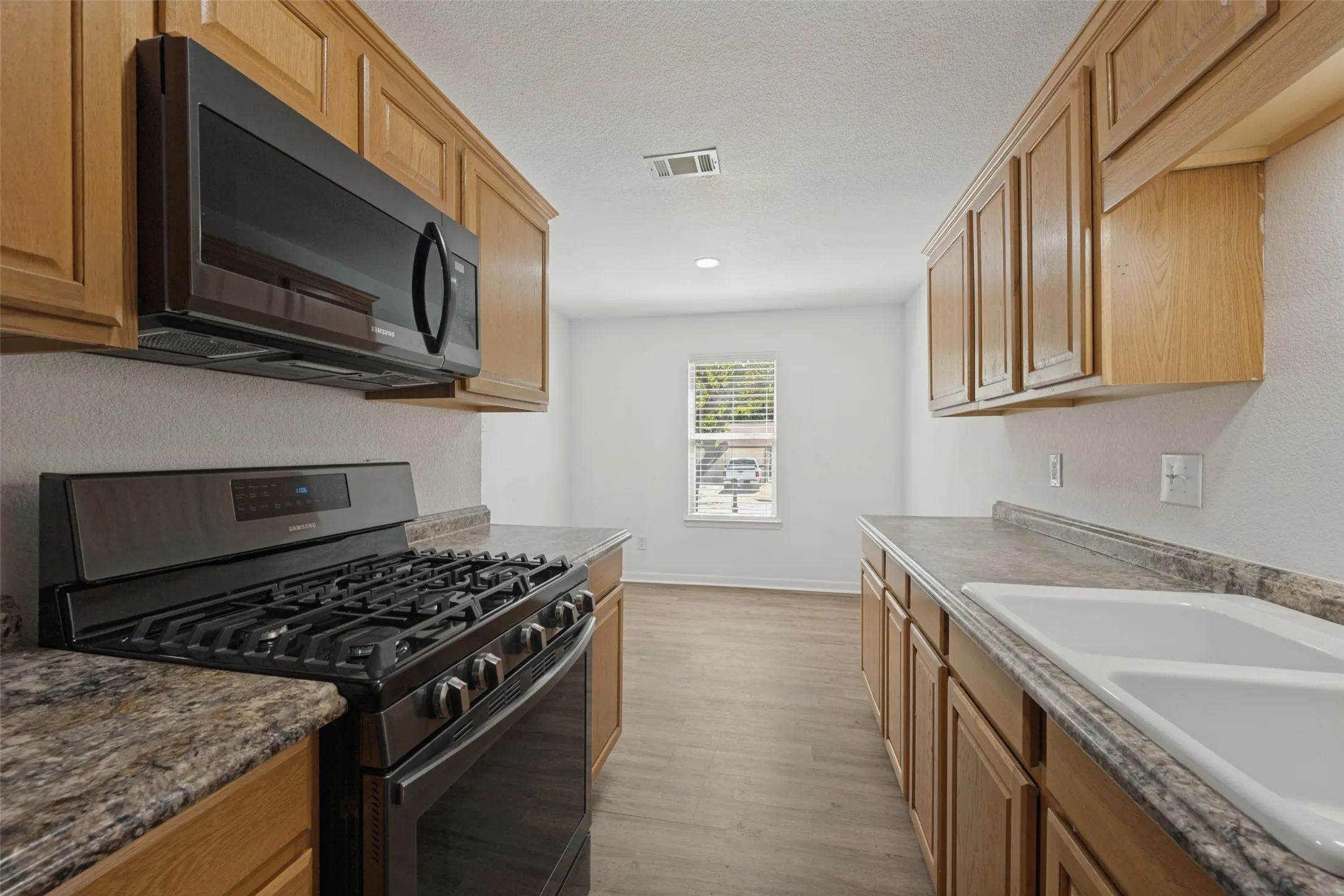 Single Family Residence For Sale in Tarrant County , 821 E Glendale St., Crowley, Texas 76036, 2 Bedroom, 1 Bathroom, 1 Garage spaces, 1,297 Sqft, built in 1970, mls#21372097, Real Estate Agent in Crowley, Homes For Sale in Tarrant county, Homes For Sale in Crowley, Realtor in Crowley Texas, Real Estate Brokerage Independent Realty Texas, Luminita Cordes Realtor