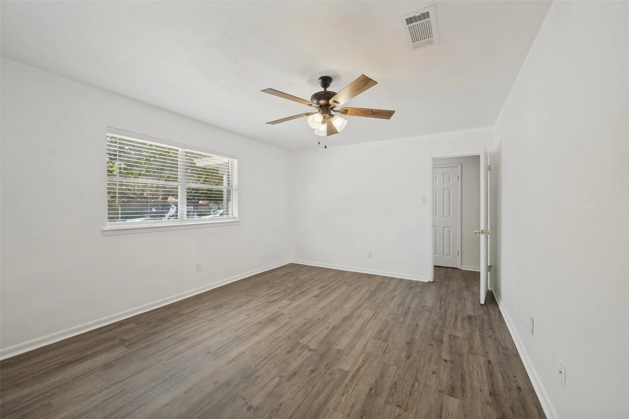 Single Family Residence For Sale in Tarrant County , 821 E Glendale St., Crowley, Texas 76036, 2 Bedroom, 1 Bathroom, 1 Garage spaces, 1,297 Sqft, built in 1970, mls#21372097, Real Estate Agent in Crowley, Homes For Sale in Tarrant county, Homes For Sale in Crowley, Realtor in Crowley Texas, Real Estate Brokerage Independent Realty Texas, Luminita Cordes Realtor