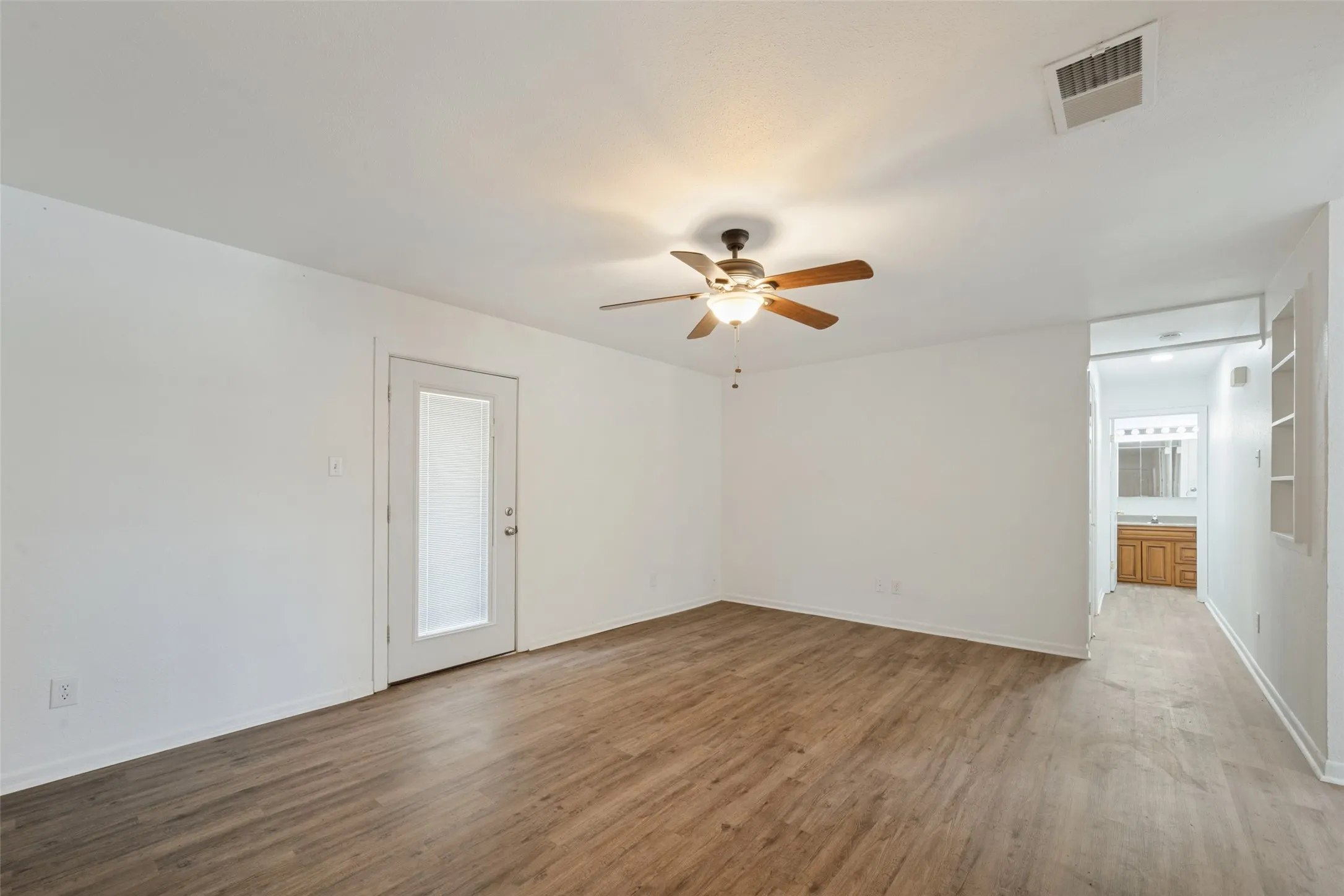 Single Family Residence For Sale in Tarrant County , 821 E Glendale St., Crowley, Texas 76036, 2 Bedroom, 1 Bathroom, 1 Garage spaces, 1,297 Sqft, built in 1970, mls#21372097, Real Estate Agent in Crowley, Homes For Sale in Tarrant county, Homes For Sale in Crowley, Realtor in Crowley Texas, Real Estate Brokerage Independent Realty Texas, Luminita Cordes Realtor