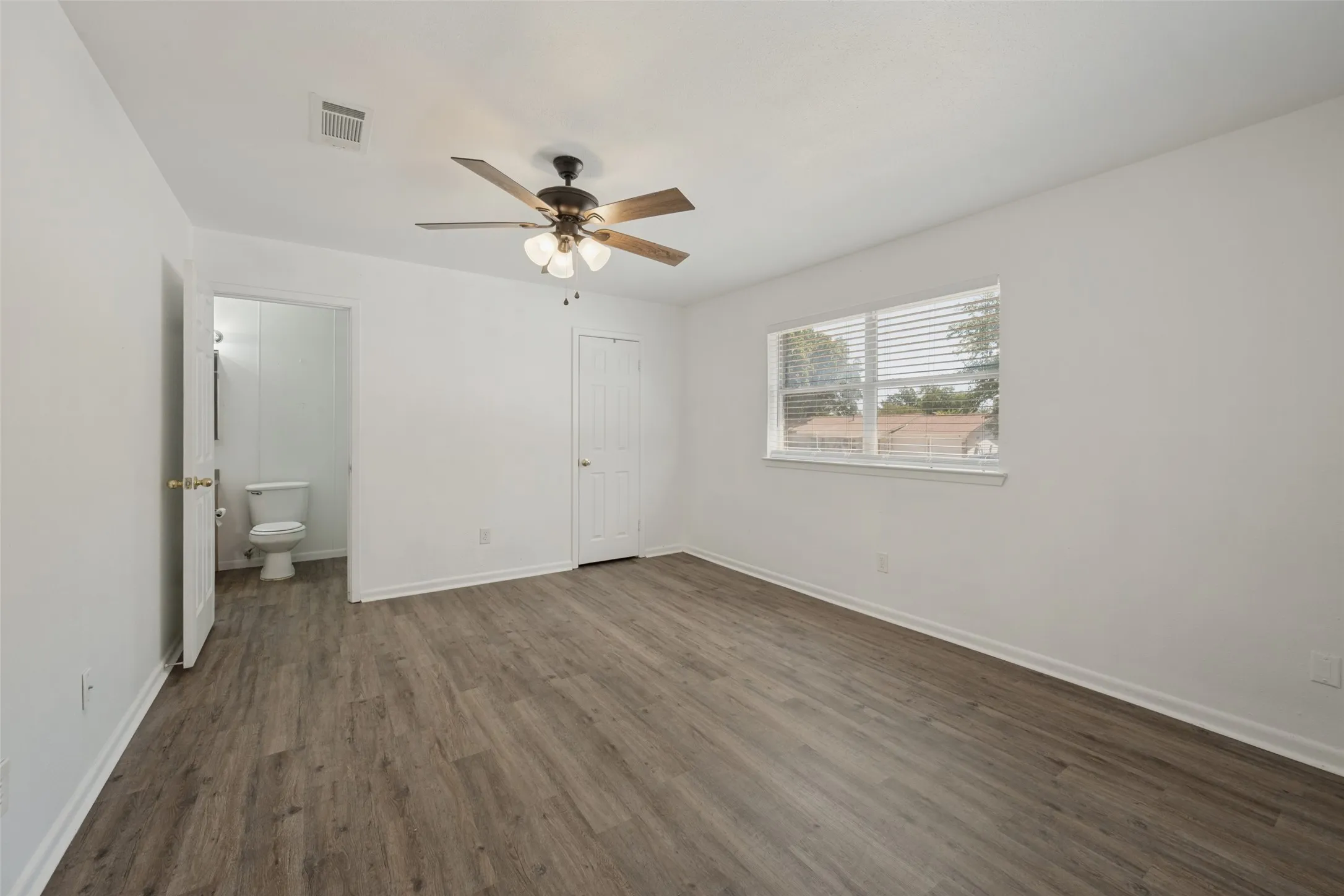 Single Family Residence For Sale in Tarrant County , 821 E Glendale St., Crowley, Texas 76036, 2 Bedroom, 1 Bathroom, 1 Garage spaces, 1,297 Sqft, built in 1970, mls#21372097, Real Estate Agent in Crowley, Homes For Sale in Tarrant county, Homes For Sale in Crowley, Realtor in Crowley Texas, Real Estate Brokerage Independent Realty Texas, Luminita Cordes Realtor