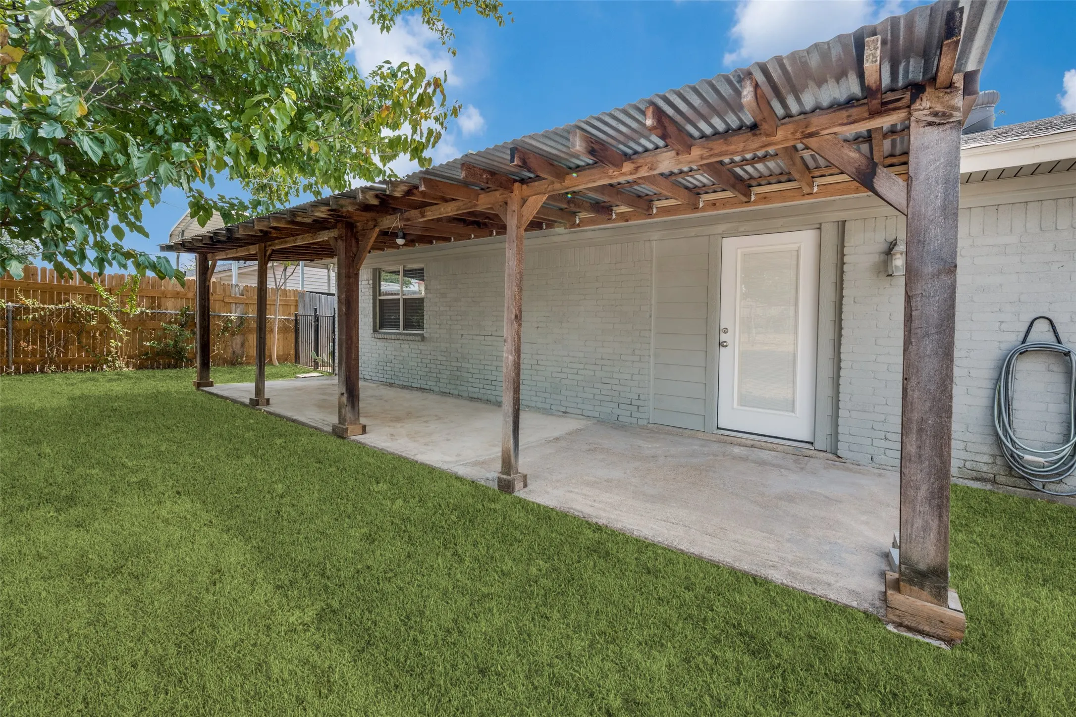 Single Family Residence For Sale in Tarrant County , 821 E Glendale St., Crowley, Texas 76036, 2 Bedroom, 1 Bathroom, 1 Garage spaces, 1,297 Sqft, built in 1970, mls#21372097, Real Estate Agent in Crowley, Homes For Sale in Tarrant county, Homes For Sale in Crowley, Realtor in Crowley Texas, Real Estate Brokerage Independent Realty Texas, Luminita Cordes Realtor