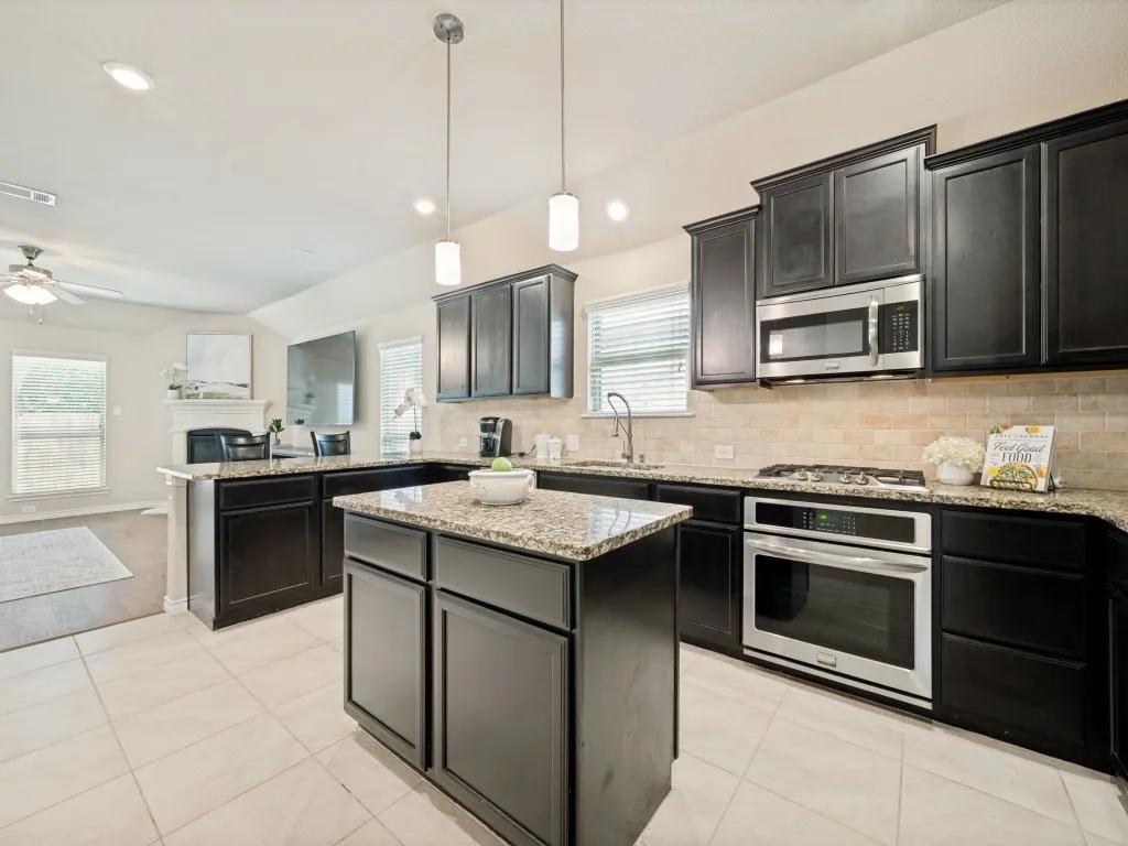 Single Family Residence For Sale in Collin County , 10104 Long Branch Drive, Mc Kinney, Texas 75071, 3 Bedroom, 3 Bathroom, 2 Garage spaces, 2,022 Sqft, built in 2017, mls#21358678, Real Estate Agent in Mc Kinney, Homes For Sale in Collin county, Homes For Sale in Mc Kinney, Realtor in Mc Kinney Texas, Real Estate Brokerage Independent Realty Texas, Luminita Cordes Realtor