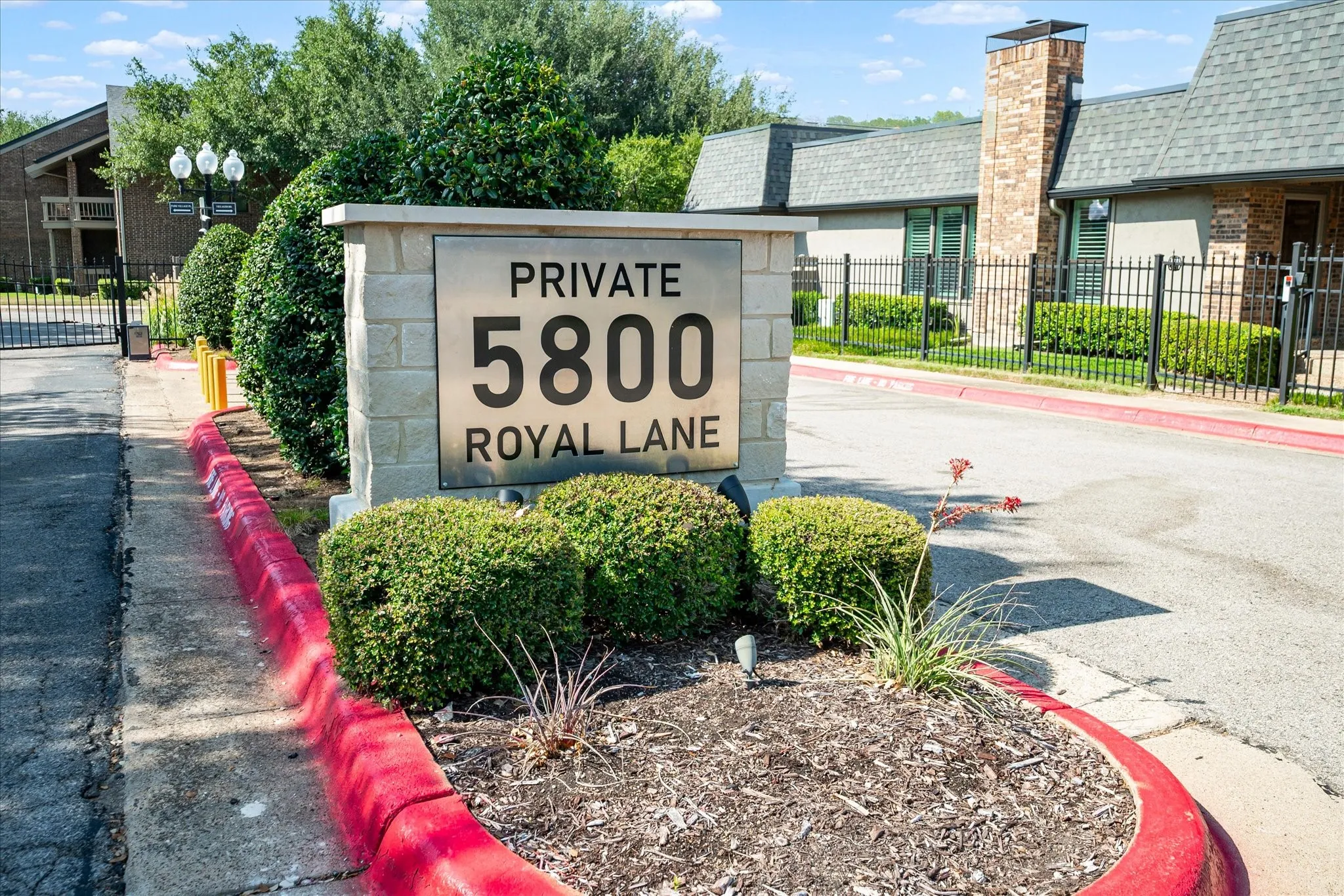 Condominium For Sale in Dallas County , 10765 Villager Road D, Dallas, Texas 75230, 1 Bedroom, 1 Bathroom, Garage spaces, 804 Sqft, built in 1969, mls#21371710, Real Estate Agent in Dallas, Homes For Sale in Dallas county, Homes For Sale in Dallas, Realtor in Dallas Texas, Real Estate Brokerage Independent Realty Texas, Luminita Cordes Realtor