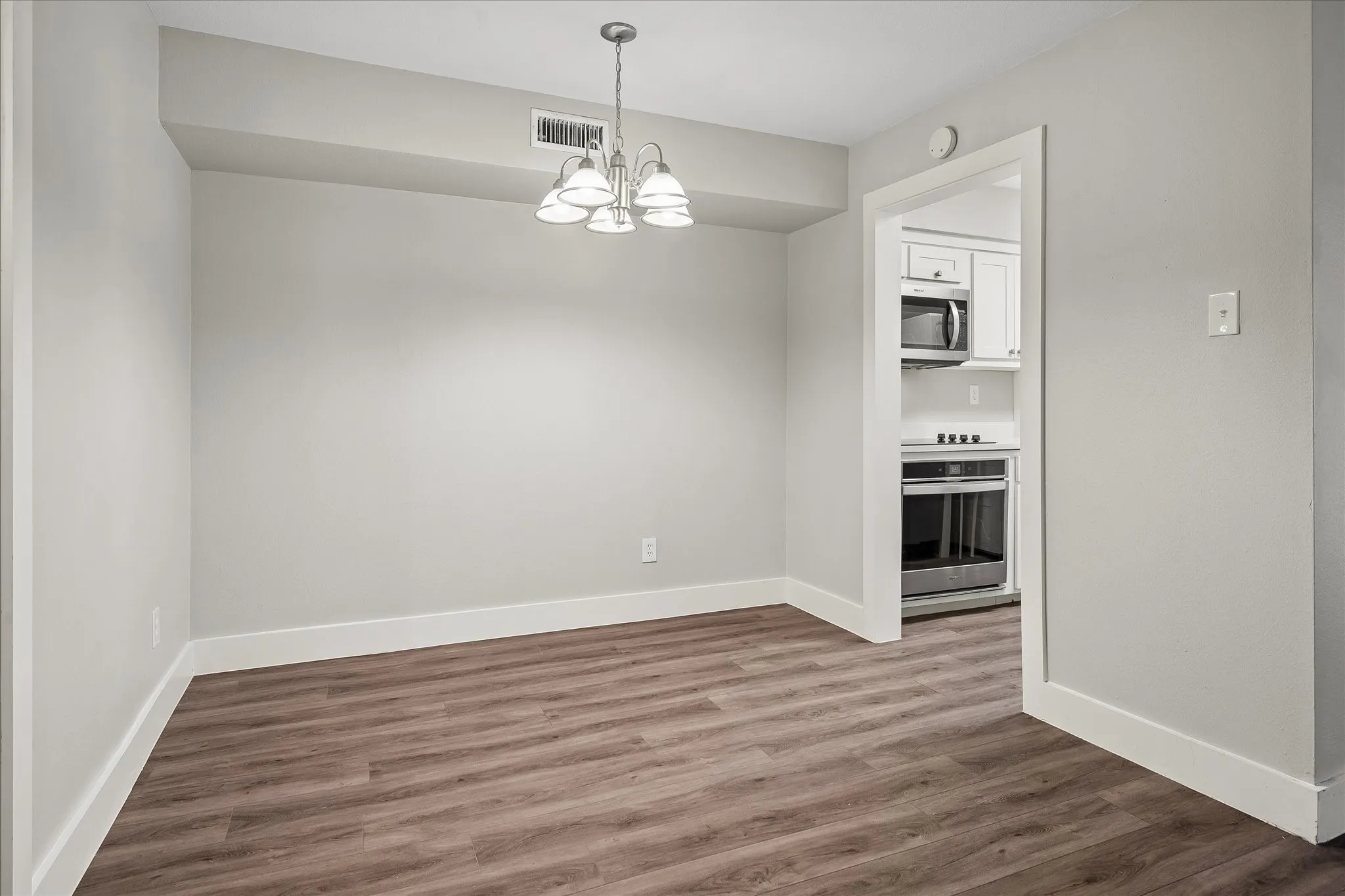 Condominium For Sale in Dallas County , 10765 Villager Road D, Dallas, Texas 75230, 1 Bedroom, 1 Bathroom, Garage spaces, 804 Sqft, built in 1969, mls#21371710, Real Estate Agent in Dallas, Homes For Sale in Dallas county, Homes For Sale in Dallas, Realtor in Dallas Texas, Real Estate Brokerage Independent Realty Texas, Luminita Cordes Realtor