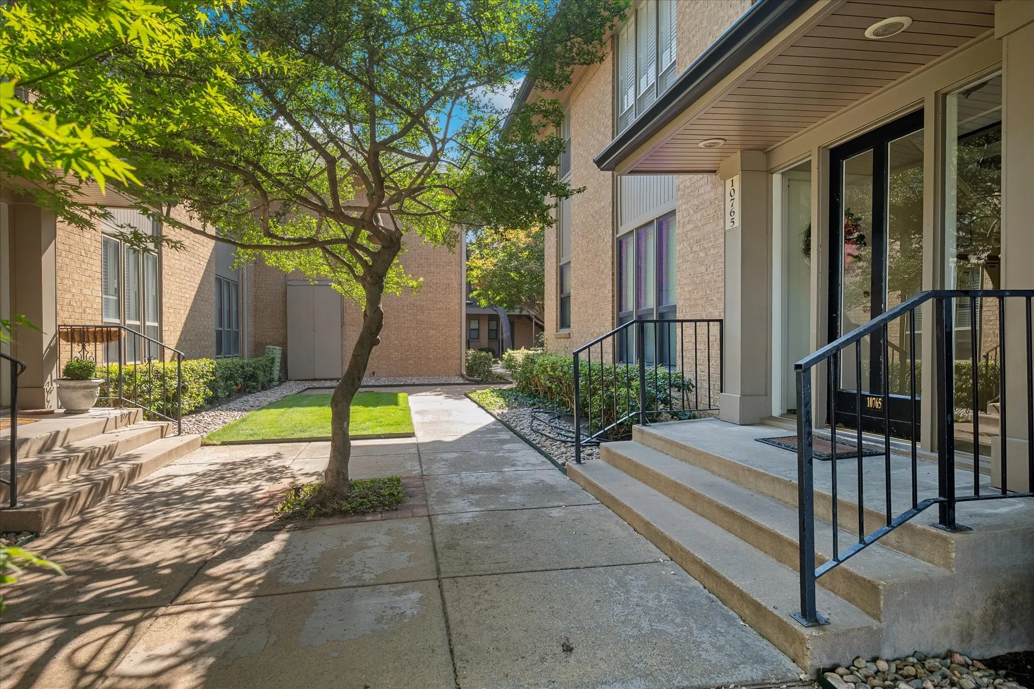 Condominium For Sale in Dallas County , 10765 Villager Road D, Dallas, Texas 75230, 1 Bedroom, 1 Bathroom, Garage spaces, 804 Sqft, built in 1969, mls#21371710, Real Estate Agent in Dallas, Homes For Sale in Dallas county, Homes For Sale in Dallas, Realtor in Dallas Texas, Real Estate Brokerage Independent Realty Texas, Luminita Cordes Realtor
