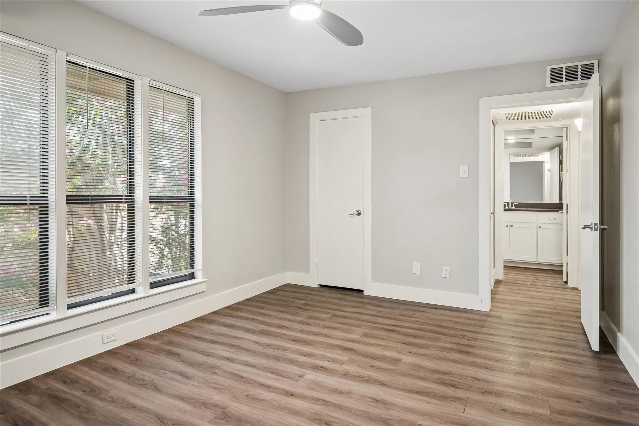 Condominium For Sale in Dallas County , 10765 Villager Road D, Dallas, Texas 75230, 1 Bedroom, 1 Bathroom, Garage spaces, 804 Sqft, built in 1969, mls#21371710, Real Estate Agent in Dallas, Homes For Sale in Dallas county, Homes For Sale in Dallas, Realtor in Dallas Texas, Real Estate Brokerage Independent Realty Texas, Luminita Cordes Realtor