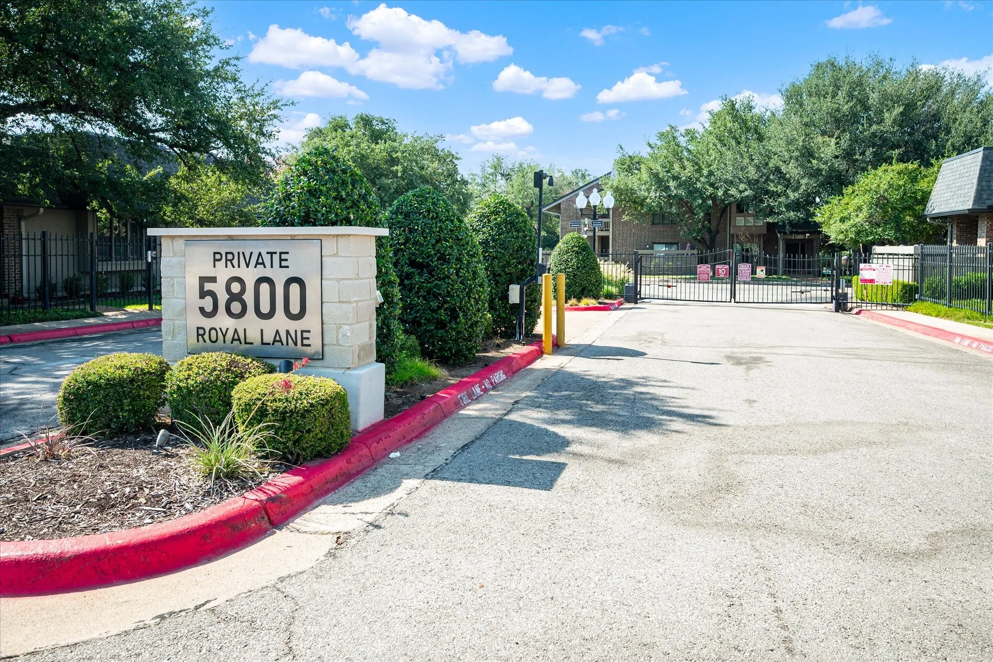 Condominium For Sale in Dallas County , 10765 Villager Road D, Dallas, Texas 75230, 1 Bedroom, 1 Bathroom, Garage spaces, 804 Sqft, built in 1969, mls#21371710, Real Estate Agent in Dallas, Homes For Sale in Dallas county, Homes For Sale in Dallas, Realtor in Dallas Texas, Real Estate Brokerage Independent Realty Texas, Luminita Cordes Realtor