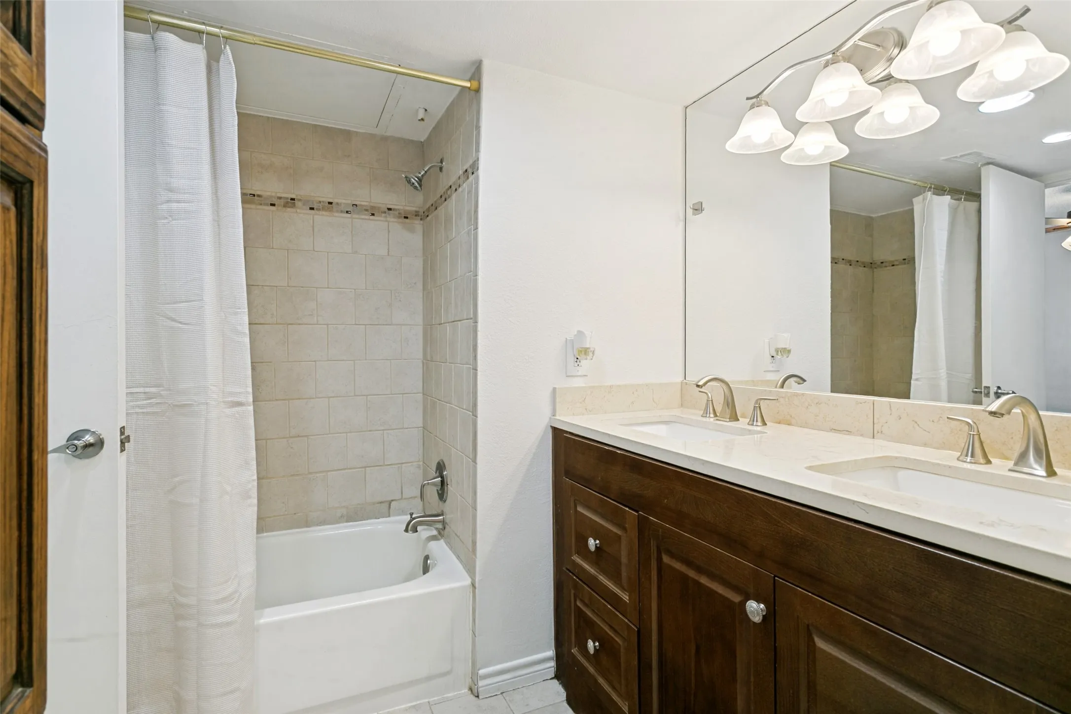 Condominium For Sale in Collin County , 18240 Midway Road 901, Dallas, Texas 75287, 1 Bedroom, 2 Bathroom, Garage spaces, 871 Sqft, built in 1982, mls#21372099, Real Estate Agent in Dallas, Homes For Sale in Collin county, Homes For Sale in Dallas, Realtor in Dallas Texas, Real Estate Brokerage Independent Realty Texas, Luminita Cordes Realtor
