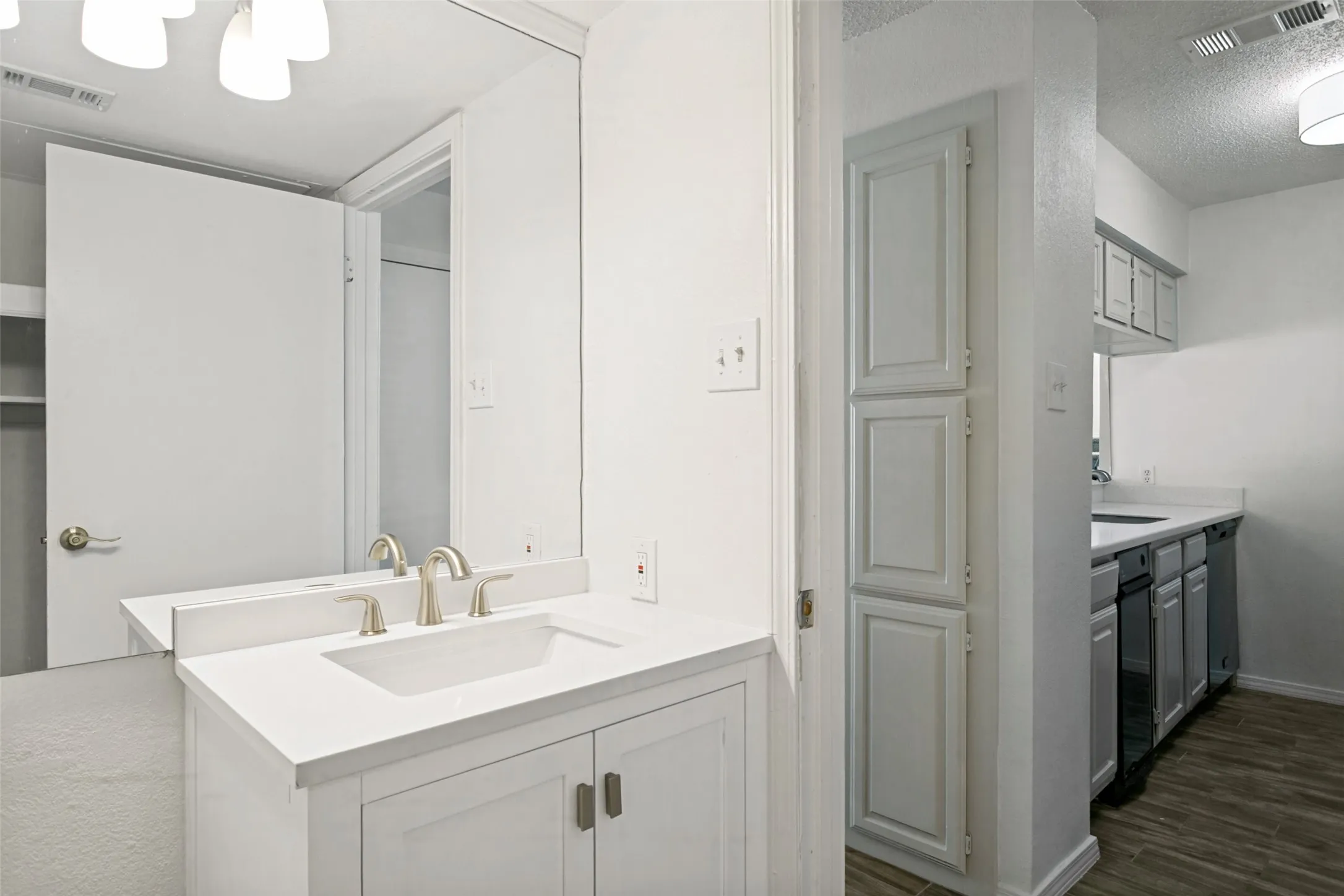 Condominium For Sale in Collin County , 18240 Midway Road 901, Dallas, Texas 75287, 1 Bedroom, 2 Bathroom, Garage spaces, 871 Sqft, built in 1982, mls#21372099, Real Estate Agent in Dallas, Homes For Sale in Collin county, Homes For Sale in Dallas, Realtor in Dallas Texas, Real Estate Brokerage Independent Realty Texas, Luminita Cordes Realtor