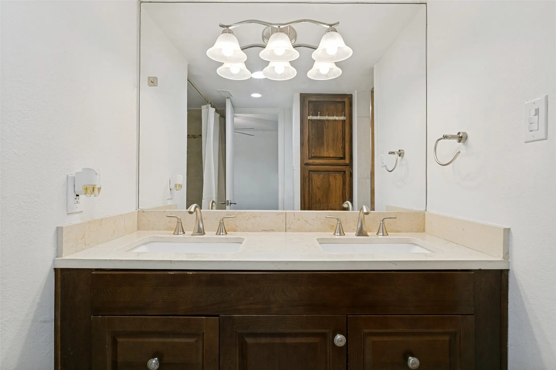 Condominium For Sale in Collin County , 18240 Midway Road 901, Dallas, Texas 75287, 1 Bedroom, 2 Bathroom, Garage spaces, 871 Sqft, built in 1982, mls#21372099, Real Estate Agent in Dallas, Homes For Sale in Collin county, Homes For Sale in Dallas, Realtor in Dallas Texas, Real Estate Brokerage Independent Realty Texas, Luminita Cordes Realtor