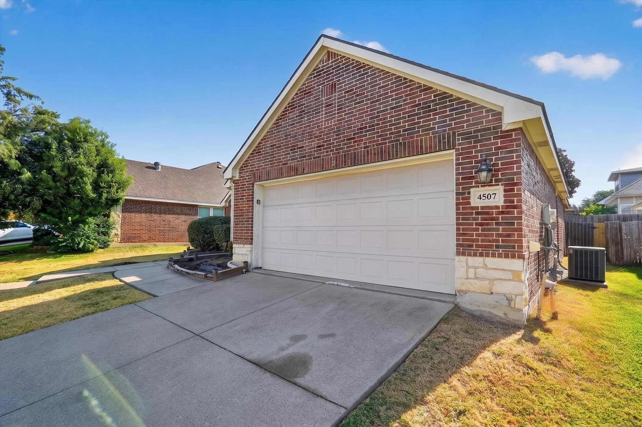 Single Family Residence For Sale in Tarrant County , 4507 Foxmeadow Trail, Arlington, Texas 76017, 3 Bedroom, 2 Bathroom, 2 Garage spaces, 1,900 Sqft, built in 2008, mls#21372472, Real Estate Agent in Arlington, Homes For Sale in Tarrant county, Homes For Sale in Arlington, Realtor in Arlington Texas, Real Estate Brokerage Independent Realty Texas, Luminita Cordes Realtor