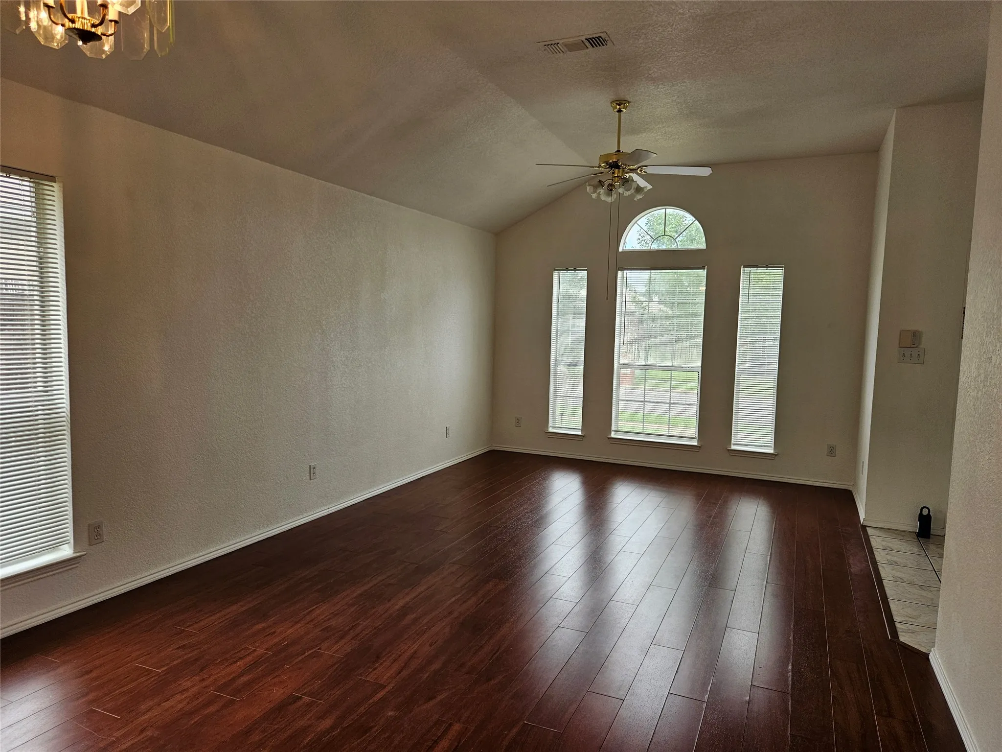 Single Family Residence For Sale in Tarrant County , 5901 Rising Meadow Drive, Arlington, Texas 76018, 4 Bedroom, 2 Bathroom, 2 Garage spaces, 1,904 Sqft, built in 2000, mls#21371946, Real Estate Agent in Arlington, Homes For Sale in Tarrant county, Homes For Sale in Arlington, Realtor in Arlington Texas, Real Estate Brokerage Independent Realty Texas, Luminita Cordes Realtor