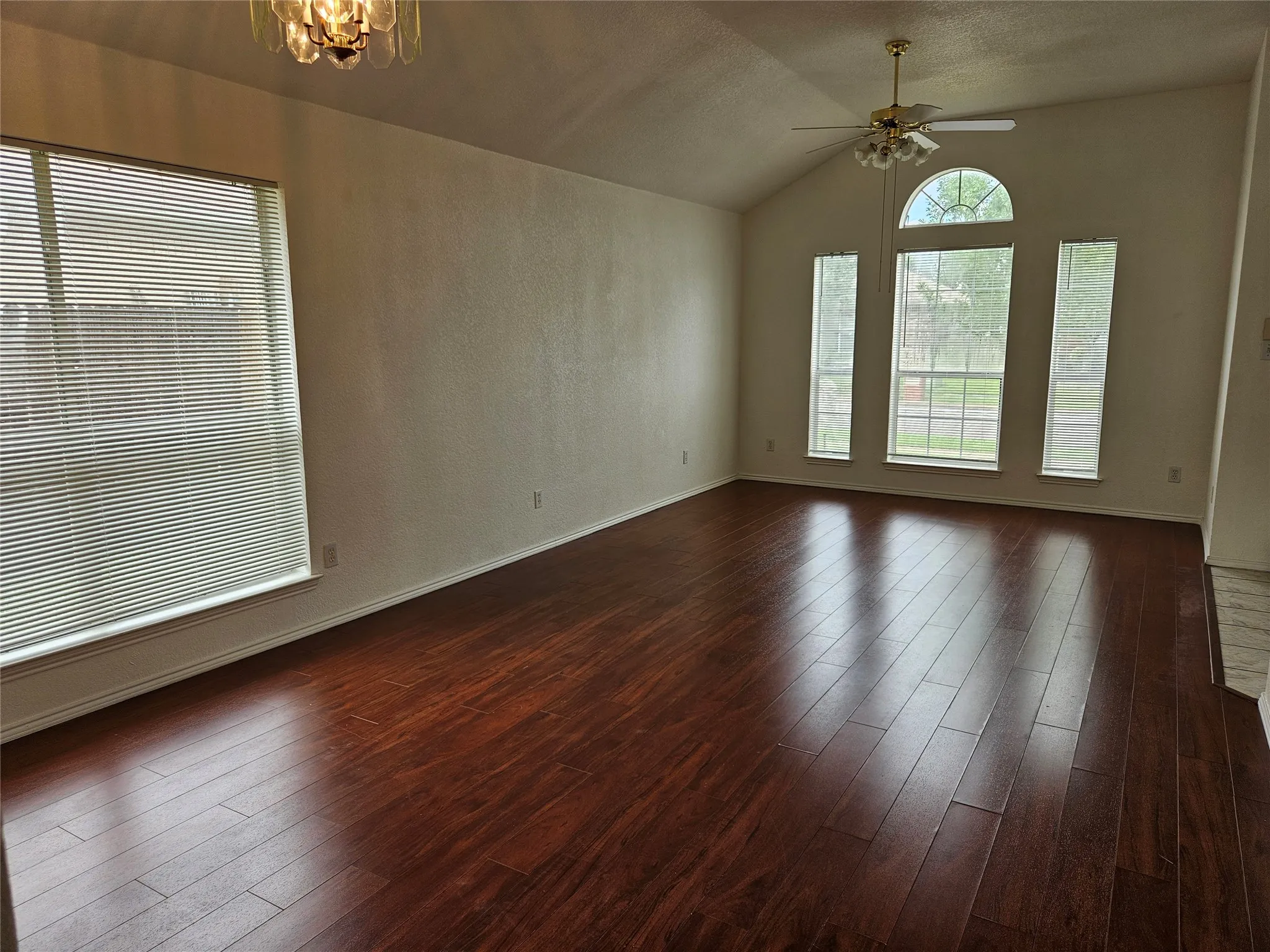 Single Family Residence For Sale in Tarrant County , 5901 Rising Meadow Drive, Arlington, Texas 76018, 4 Bedroom, 2 Bathroom, 2 Garage spaces, 1,904 Sqft, built in 2000, mls#21371946, Real Estate Agent in Arlington, Homes For Sale in Tarrant county, Homes For Sale in Arlington, Realtor in Arlington Texas, Real Estate Brokerage Independent Realty Texas, Luminita Cordes Realtor