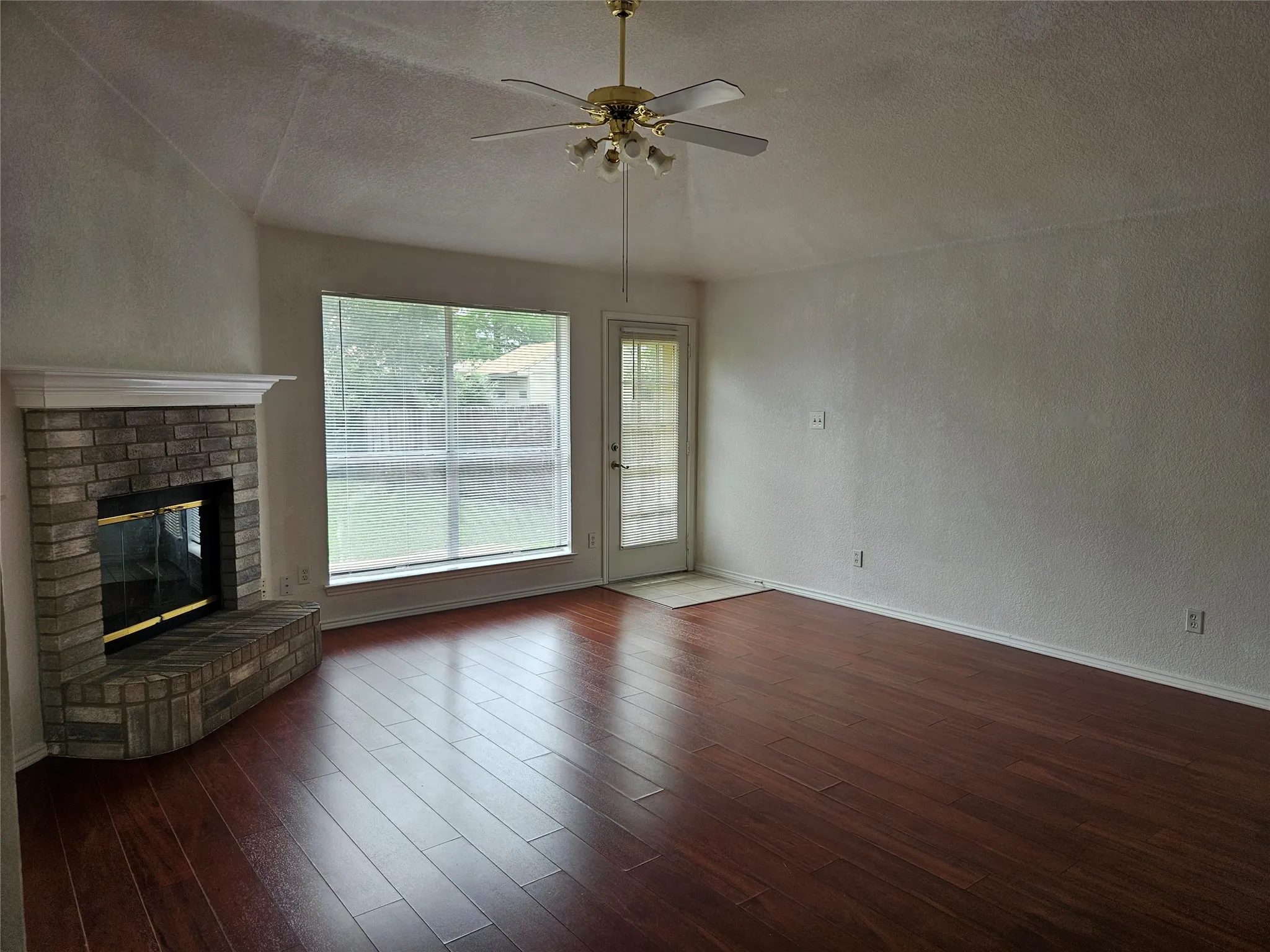 Single Family Residence For Sale in Tarrant County , 5901 Rising Meadow Drive, Arlington, Texas 76018, 4 Bedroom, 2 Bathroom, 2 Garage spaces, 1,904 Sqft, built in 2000, mls#21371946, Real Estate Agent in Arlington, Homes For Sale in Tarrant county, Homes For Sale in Arlington, Realtor in Arlington Texas, Real Estate Brokerage Independent Realty Texas, Luminita Cordes Realtor