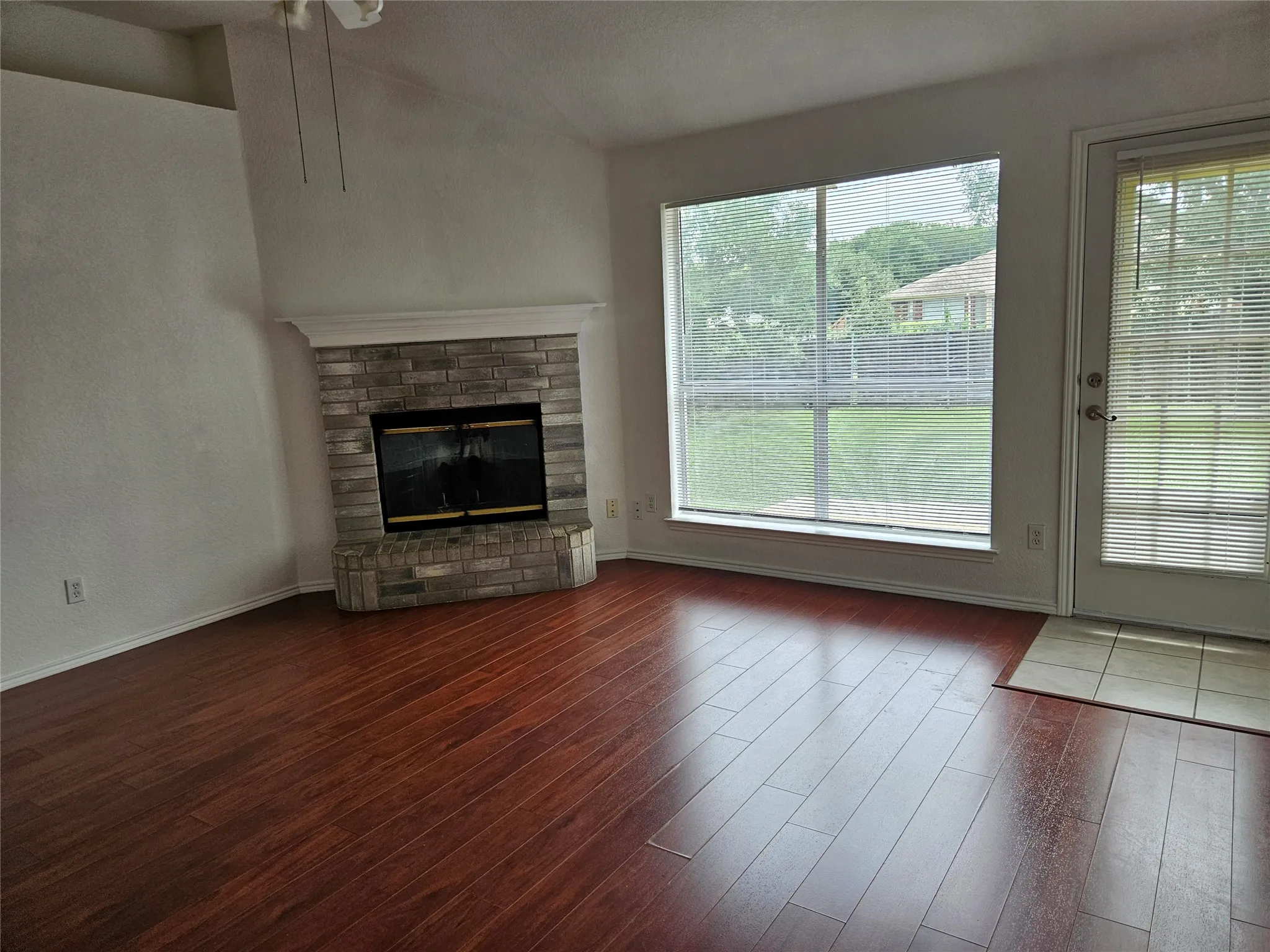 Single Family Residence For Sale in Tarrant County , 5901 Rising Meadow Drive, Arlington, Texas 76018, 4 Bedroom, 2 Bathroom, 2 Garage spaces, 1,904 Sqft, built in 2000, mls#21371946, Real Estate Agent in Arlington, Homes For Sale in Tarrant county, Homes For Sale in Arlington, Realtor in Arlington Texas, Real Estate Brokerage Independent Realty Texas, Luminita Cordes Realtor