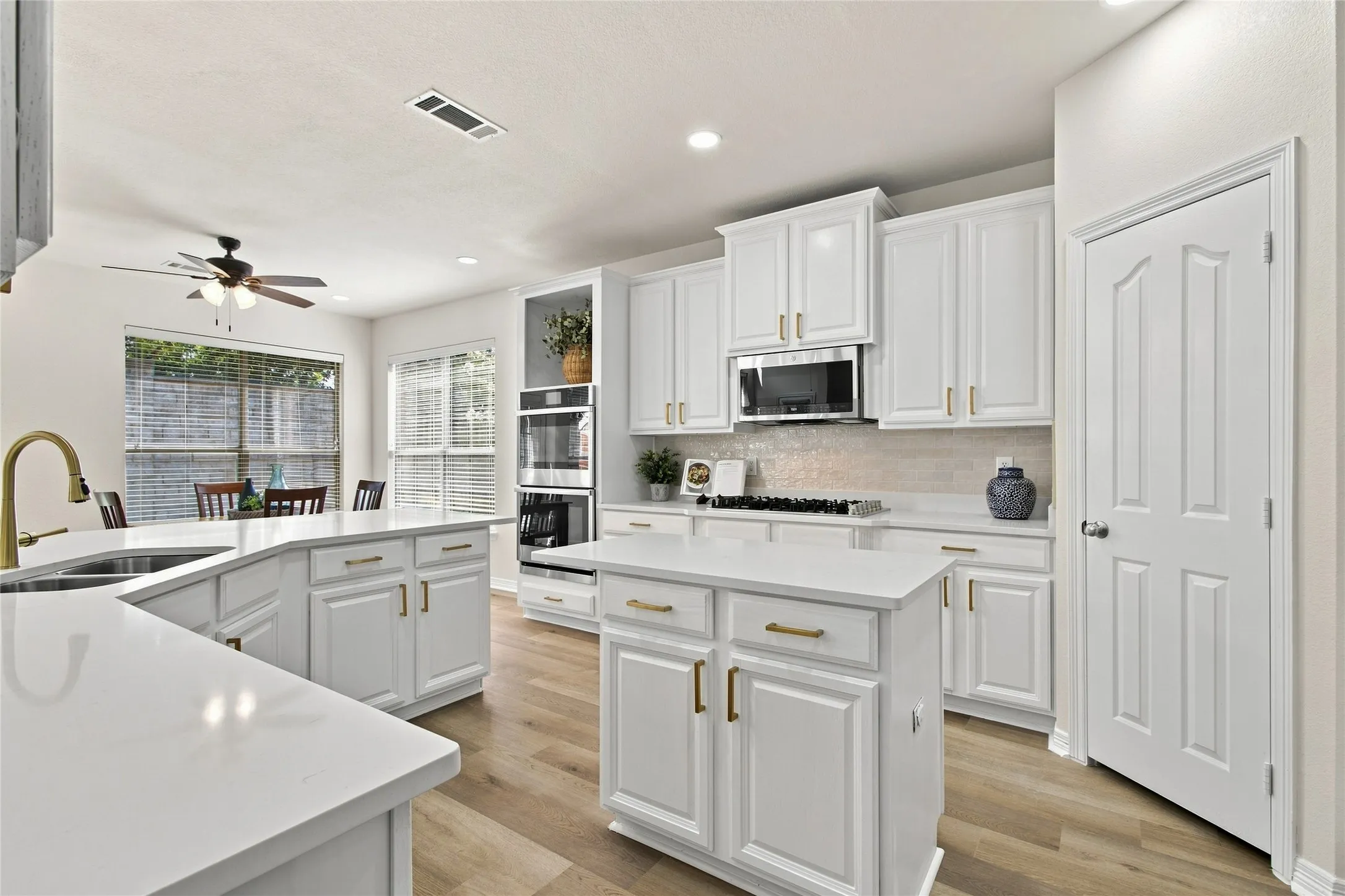 Single Family Residence For Sale in Denton County , 2806 Butterfield Stage Road, Highland Village, Texas 75077, 4 Bedroom, 3 Bathroom, 2 Garage spaces, 3,395 Sqft, built in 2001, mls#21369110, Real Estate Agent in Highland Village, Homes For Sale in Denton county, Homes For Sale in Highland Village, Realtor in Highland Village Texas, Real Estate Brokerage Independent Realty Texas, Luminita Cordes Realtor