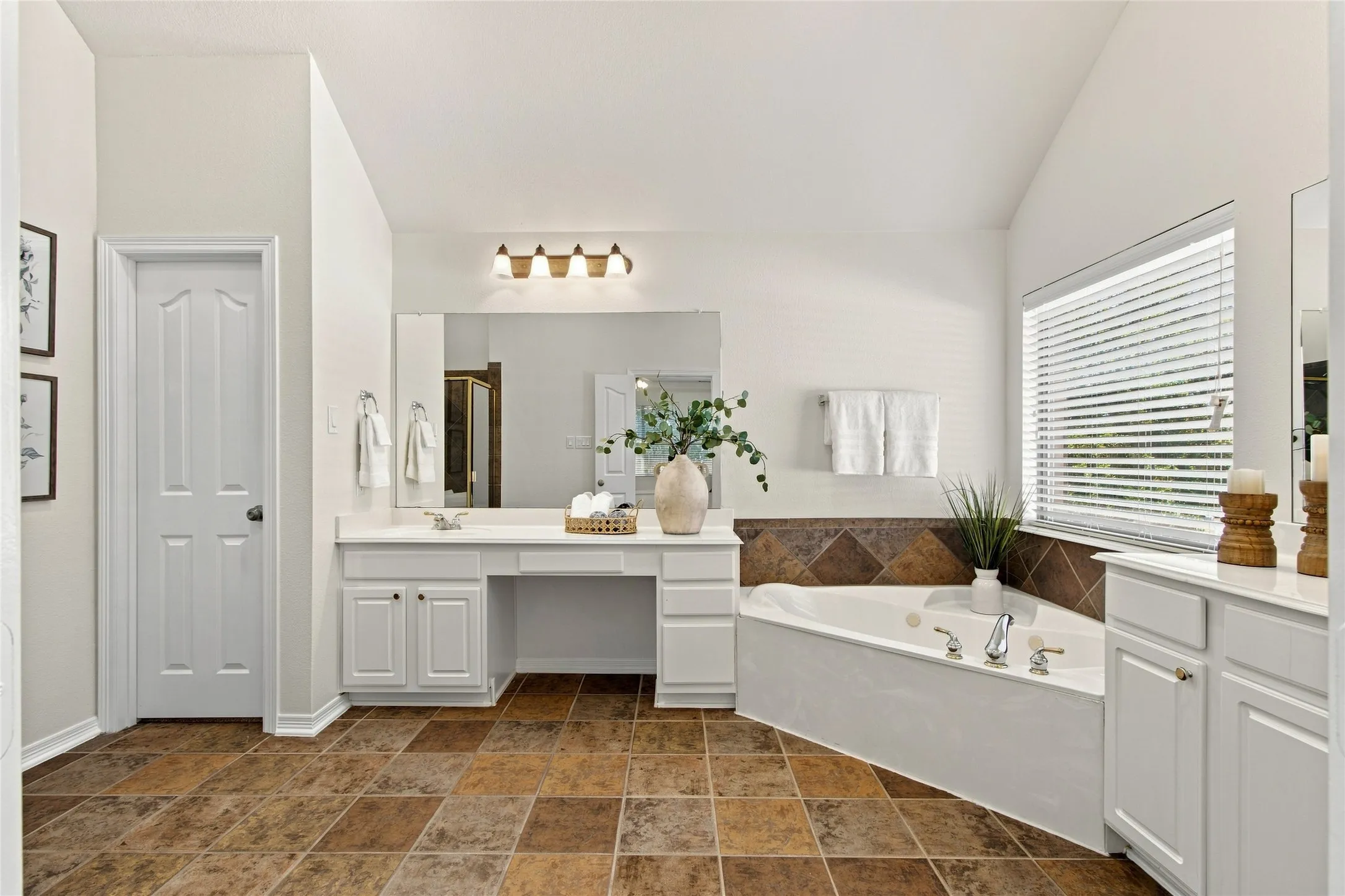 Single Family Residence For Sale in Denton County , 2806 Butterfield Stage Road, Highland Village, Texas 75077, 4 Bedroom, 3 Bathroom, 2 Garage spaces, 3,395 Sqft, built in 2001, mls#21369110, Real Estate Agent in Highland Village, Homes For Sale in Denton county, Homes For Sale in Highland Village, Realtor in Highland Village Texas, Real Estate Brokerage Independent Realty Texas, Luminita Cordes Realtor