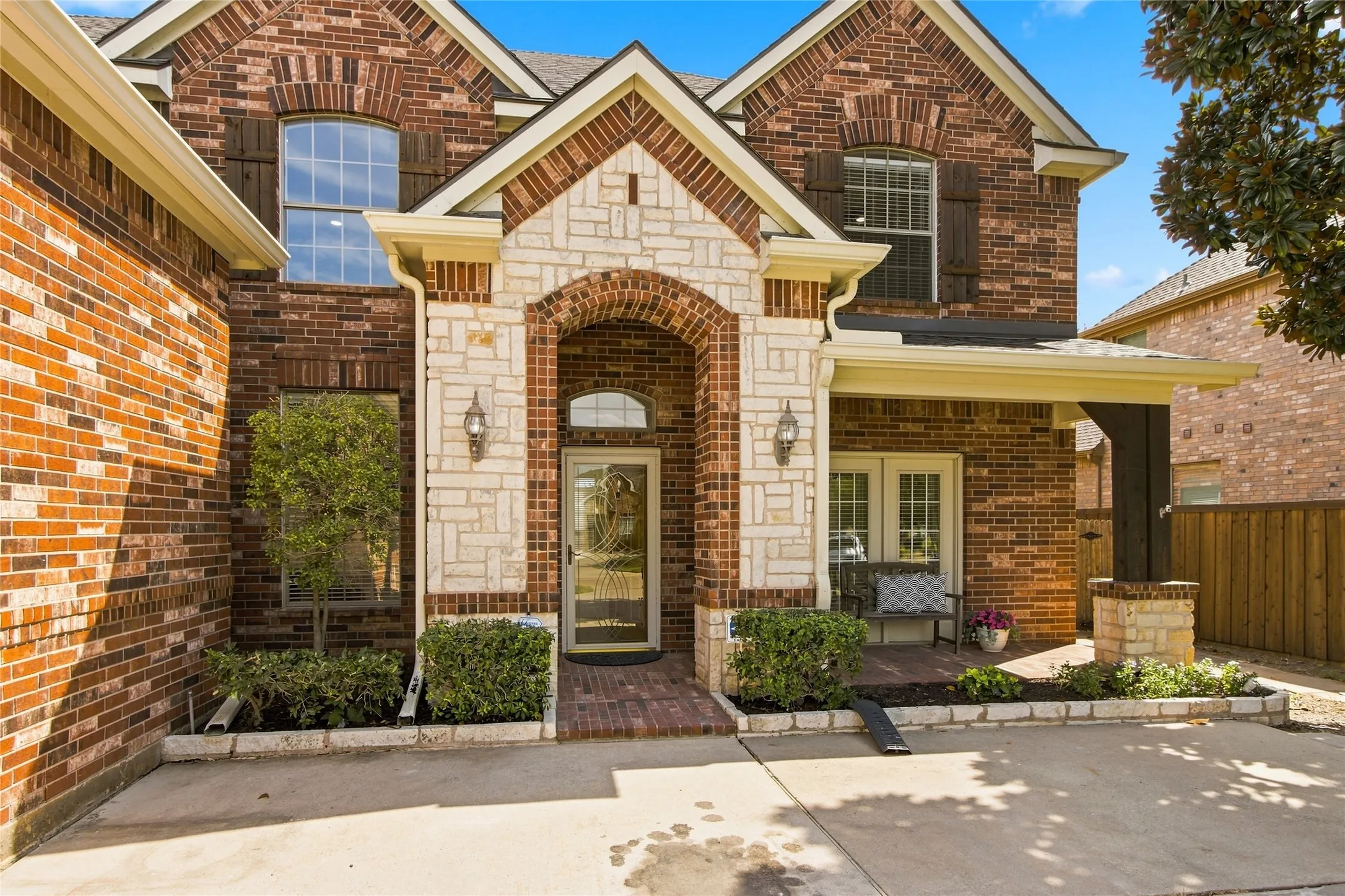 Single Family Residence For Sale in Denton County , 2806 Butterfield Stage Road, Highland Village, Texas 75077, 4 Bedroom, 3 Bathroom, 2 Garage spaces, 3,395 Sqft, built in 2001, mls#21369110, Real Estate Agent in Highland Village, Homes For Sale in Denton county, Homes For Sale in Highland Village, Realtor in Highland Village Texas, Real Estate Brokerage Independent Realty Texas, Luminita Cordes Realtor