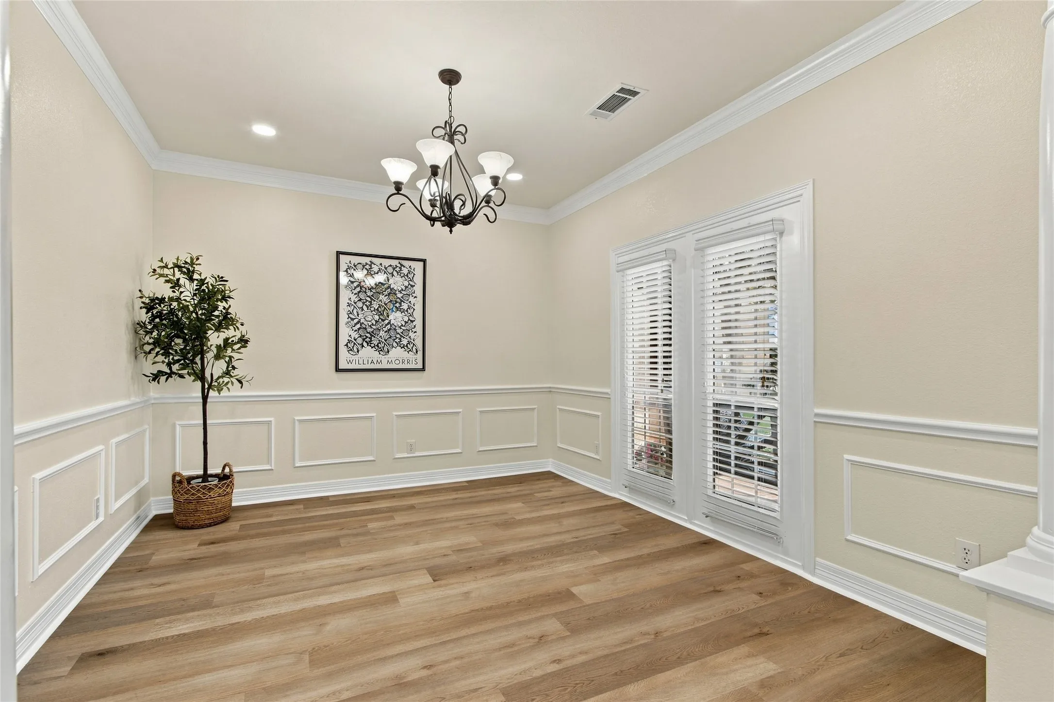 Single Family Residence For Sale in Denton County , 2806 Butterfield Stage Road, Highland Village, Texas 75077, 4 Bedroom, 3 Bathroom, 2 Garage spaces, 3,395 Sqft, built in 2001, mls#21369110, Real Estate Agent in Highland Village, Homes For Sale in Denton county, Homes For Sale in Highland Village, Realtor in Highland Village Texas, Real Estate Brokerage Independent Realty Texas, Luminita Cordes Realtor
