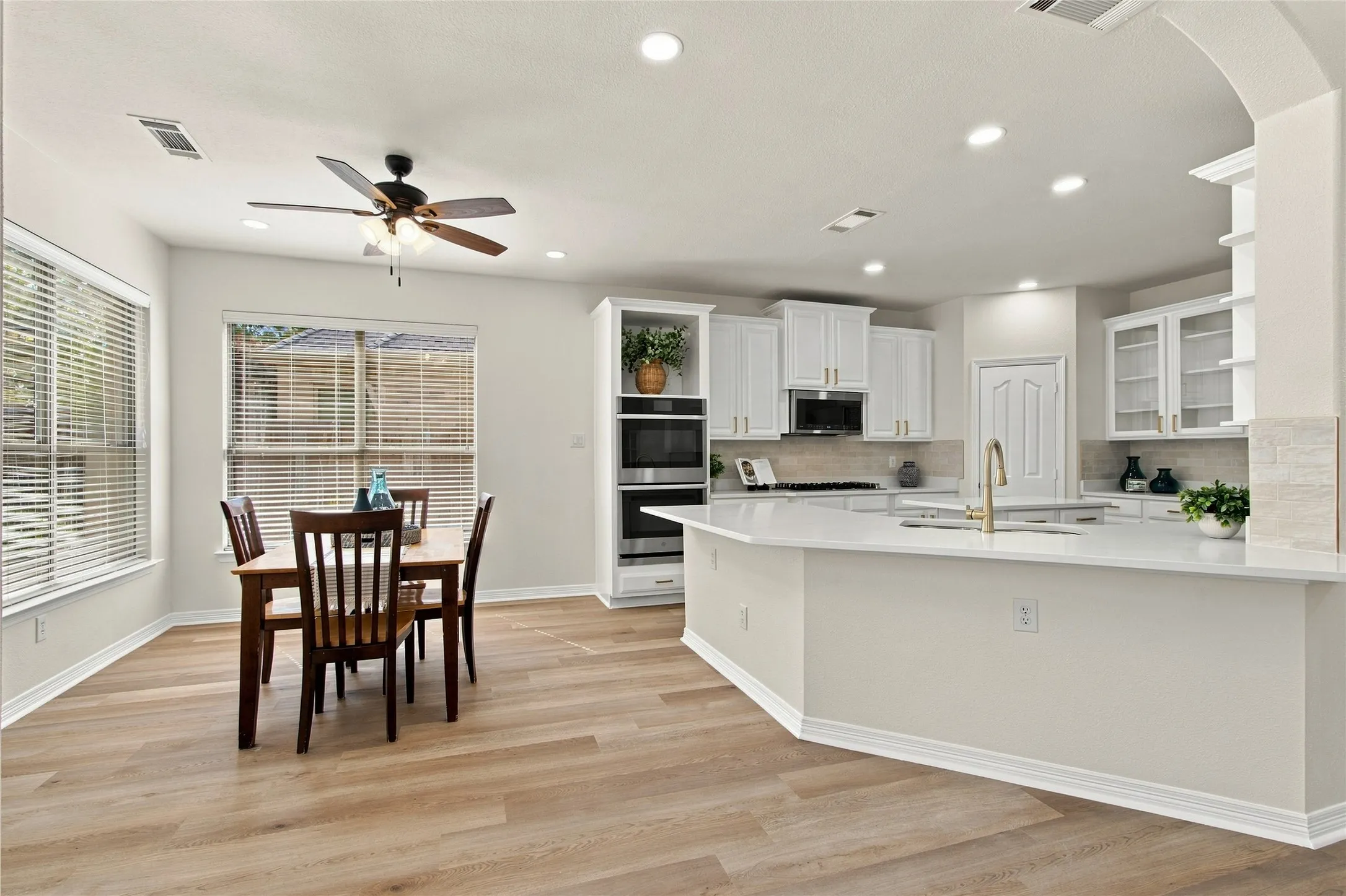 Single Family Residence For Sale in Denton County , 2806 Butterfield Stage Road, Highland Village, Texas 75077, 4 Bedroom, 3 Bathroom, 2 Garage spaces, 3,395 Sqft, built in 2001, mls#21369110, Real Estate Agent in Highland Village, Homes For Sale in Denton county, Homes For Sale in Highland Village, Realtor in Highland Village Texas, Real Estate Brokerage Independent Realty Texas, Luminita Cordes Realtor