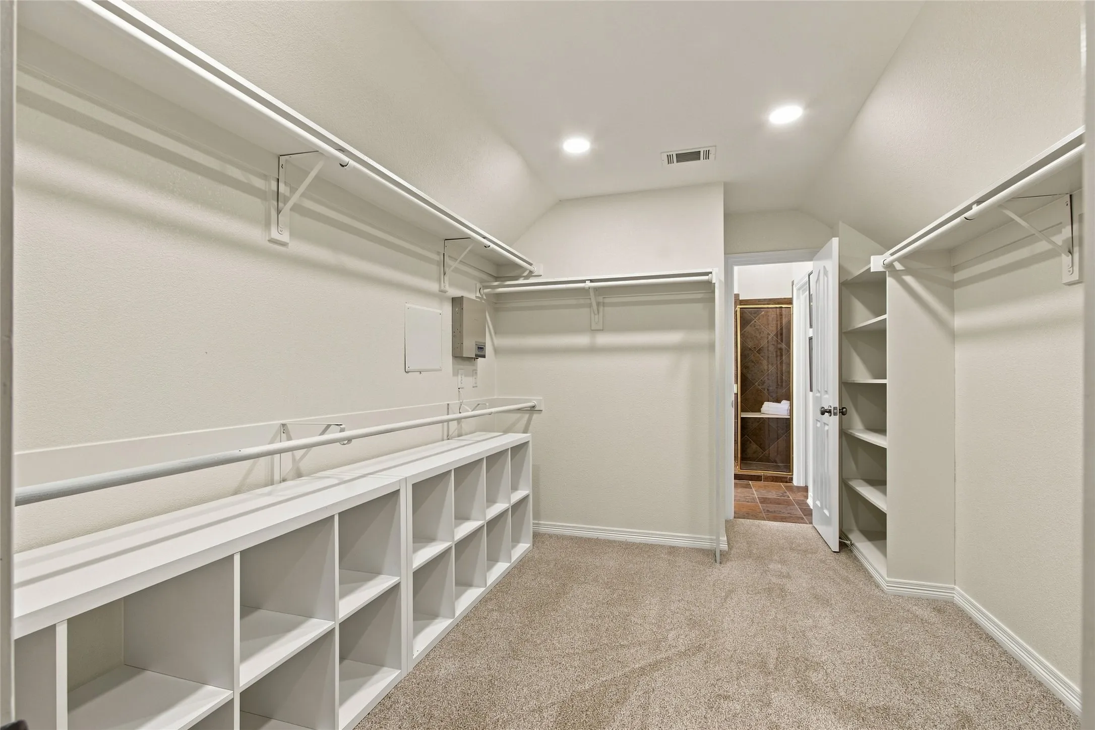 Single Family Residence For Sale in Denton County , 2806 Butterfield Stage Road, Highland Village, Texas 75077, 4 Bedroom, 3 Bathroom, 2 Garage spaces, 3,395 Sqft, built in 2001, mls#21369110, Real Estate Agent in Highland Village, Homes For Sale in Denton county, Homes For Sale in Highland Village, Realtor in Highland Village Texas, Real Estate Brokerage Independent Realty Texas, Luminita Cordes Realtor