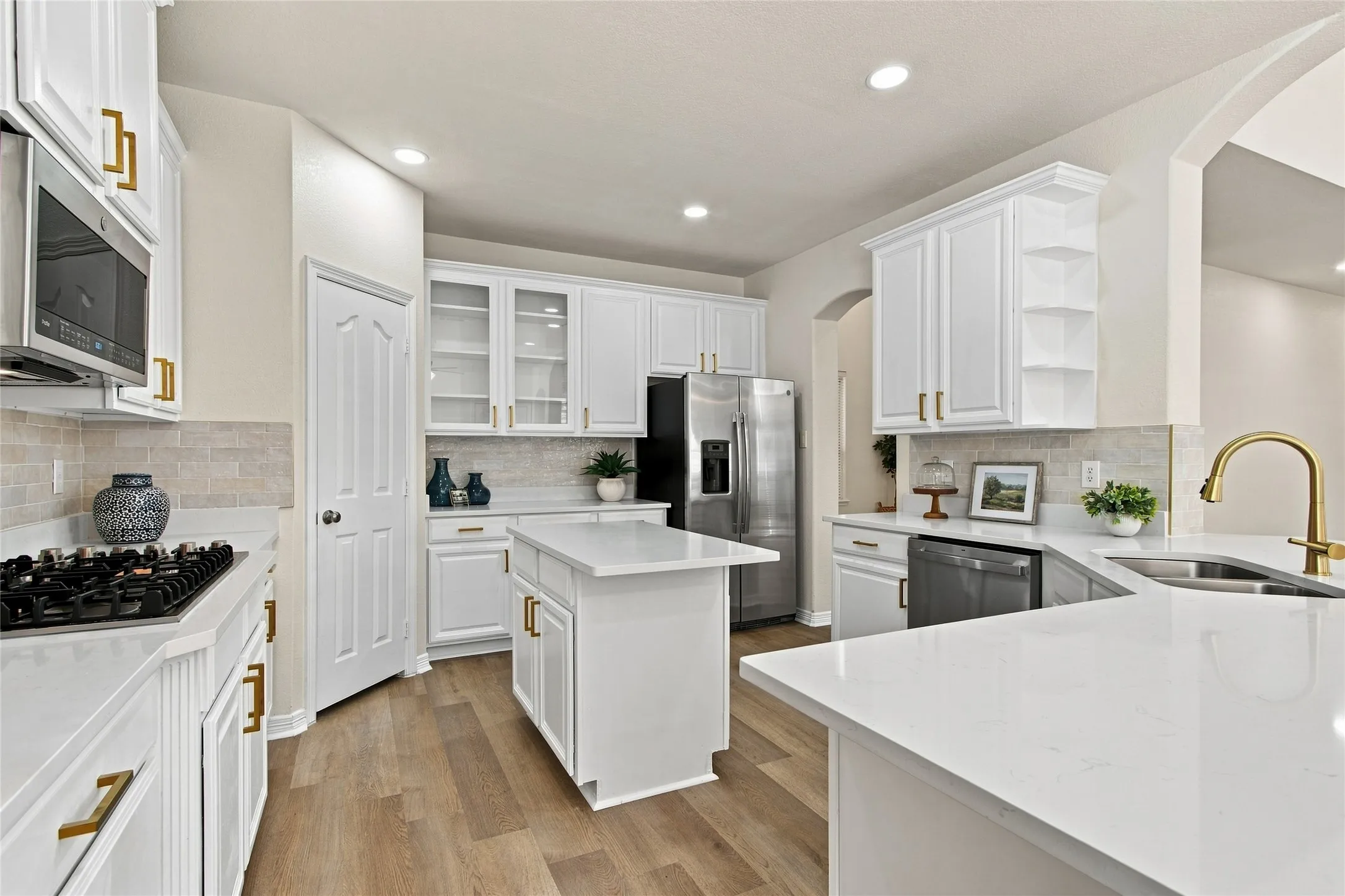Single Family Residence For Sale in Denton County , 2806 Butterfield Stage Road, Highland Village, Texas 75077, 4 Bedroom, 3 Bathroom, 2 Garage spaces, 3,395 Sqft, built in 2001, mls#21369110, Real Estate Agent in Highland Village, Homes For Sale in Denton county, Homes For Sale in Highland Village, Realtor in Highland Village Texas, Real Estate Brokerage Independent Realty Texas, Luminita Cordes Realtor