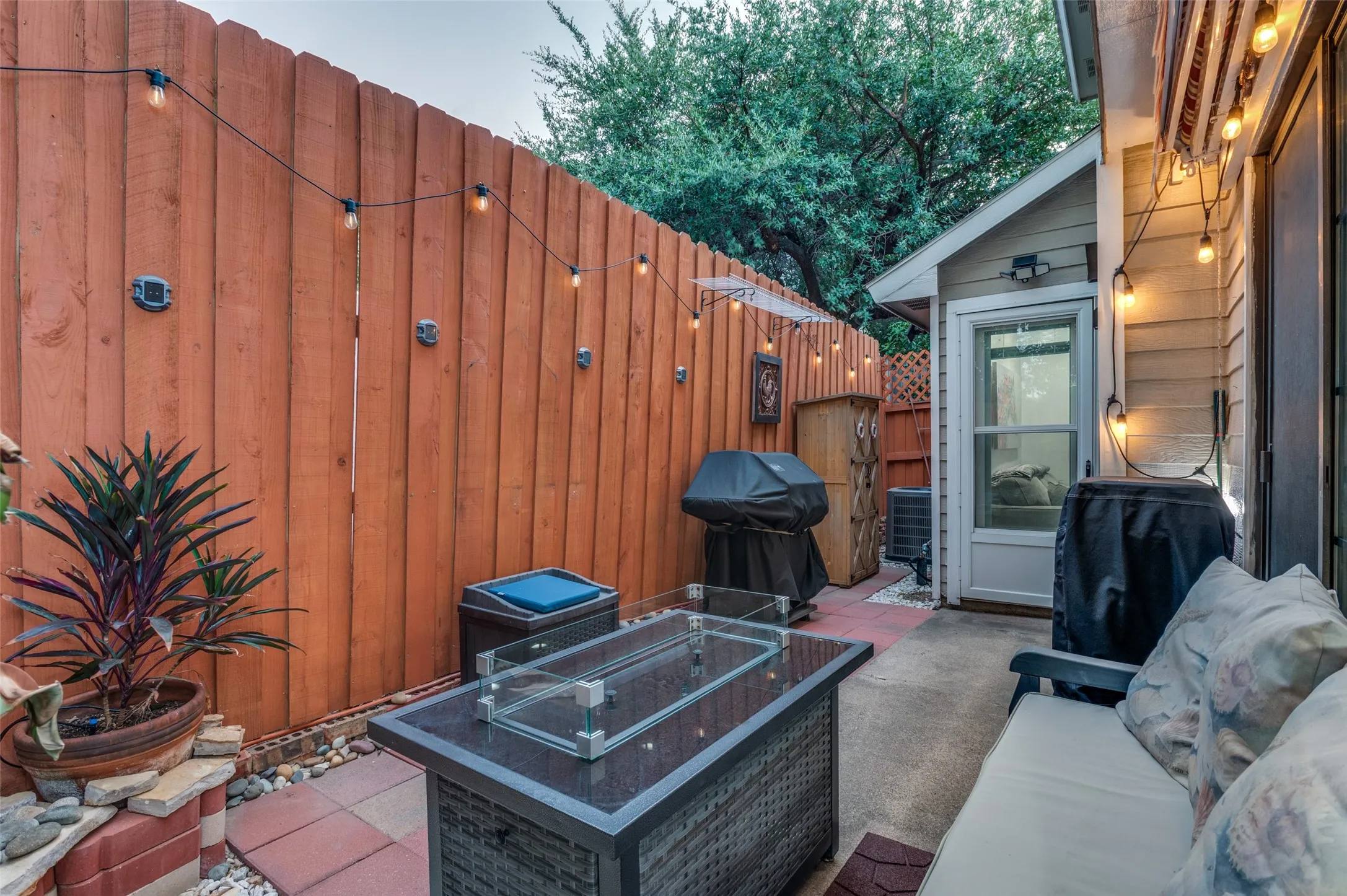 Single Family Residence For Sale in Dallas County , 3014 Adolph Street, Dallas, Texas 75204, 2 Bedroom, 2 Bathroom, Garage spaces, 1,139 Sqft, built in 1982, mls#21371470, Real Estate Agent in Dallas, Homes For Sale in Dallas county, Homes For Sale in Dallas, Realtor in Dallas Texas, Real Estate Brokerage Independent Realty Texas, Luminita Cordes Realtor