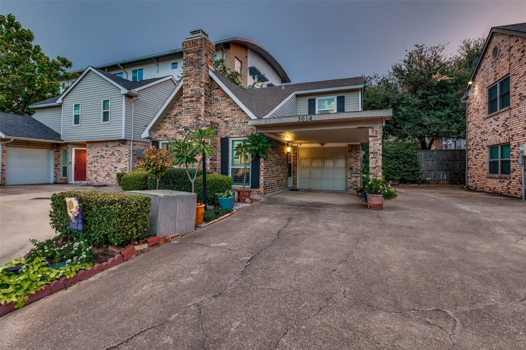 Single Family Residence For Sale in Dallas County , 3014 Adolph Street, Dallas, Texas 75204, 2 Bedroom, 2 Bathroom, Garage spaces, 1,139 Sqft, built in 1982, mls#21371470, Real Estate Agent in Dallas, Homes For Sale in Dallas county, Homes For Sale in Dallas, Realtor in Dallas Texas, Real Estate Brokerage Independent Realty Texas, Luminita Cordes Realtor