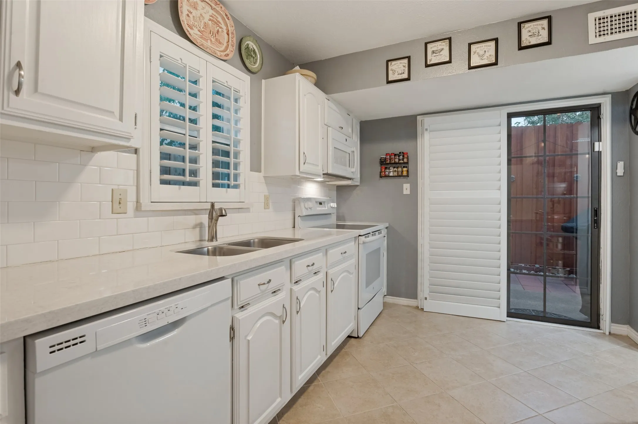 Single Family Residence For Sale in Dallas County , 3014 Adolph Street, Dallas, Texas 75204, 2 Bedroom, 2 Bathroom, Garage spaces, 1,139 Sqft, built in 1982, mls#21371470, Real Estate Agent in Dallas, Homes For Sale in Dallas county, Homes For Sale in Dallas, Realtor in Dallas Texas, Real Estate Brokerage Independent Realty Texas, Luminita Cordes Realtor