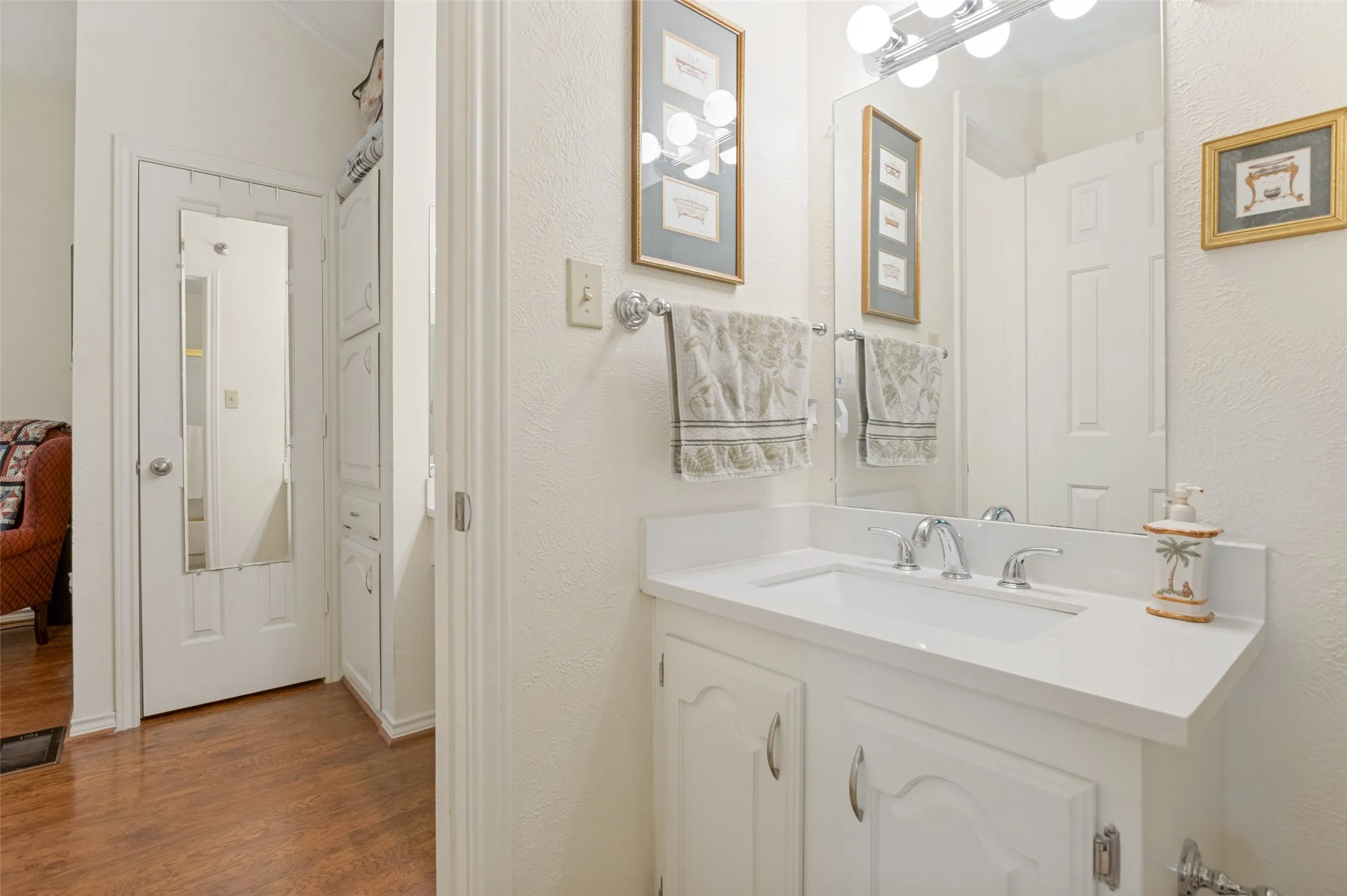 Single Family Residence For Sale in Dallas County , 3014 Adolph Street, Dallas, Texas 75204, 2 Bedroom, 2 Bathroom, Garage spaces, 1,139 Sqft, built in 1982, mls#21371470, Real Estate Agent in Dallas, Homes For Sale in Dallas county, Homes For Sale in Dallas, Realtor in Dallas Texas, Real Estate Brokerage Independent Realty Texas, Luminita Cordes Realtor