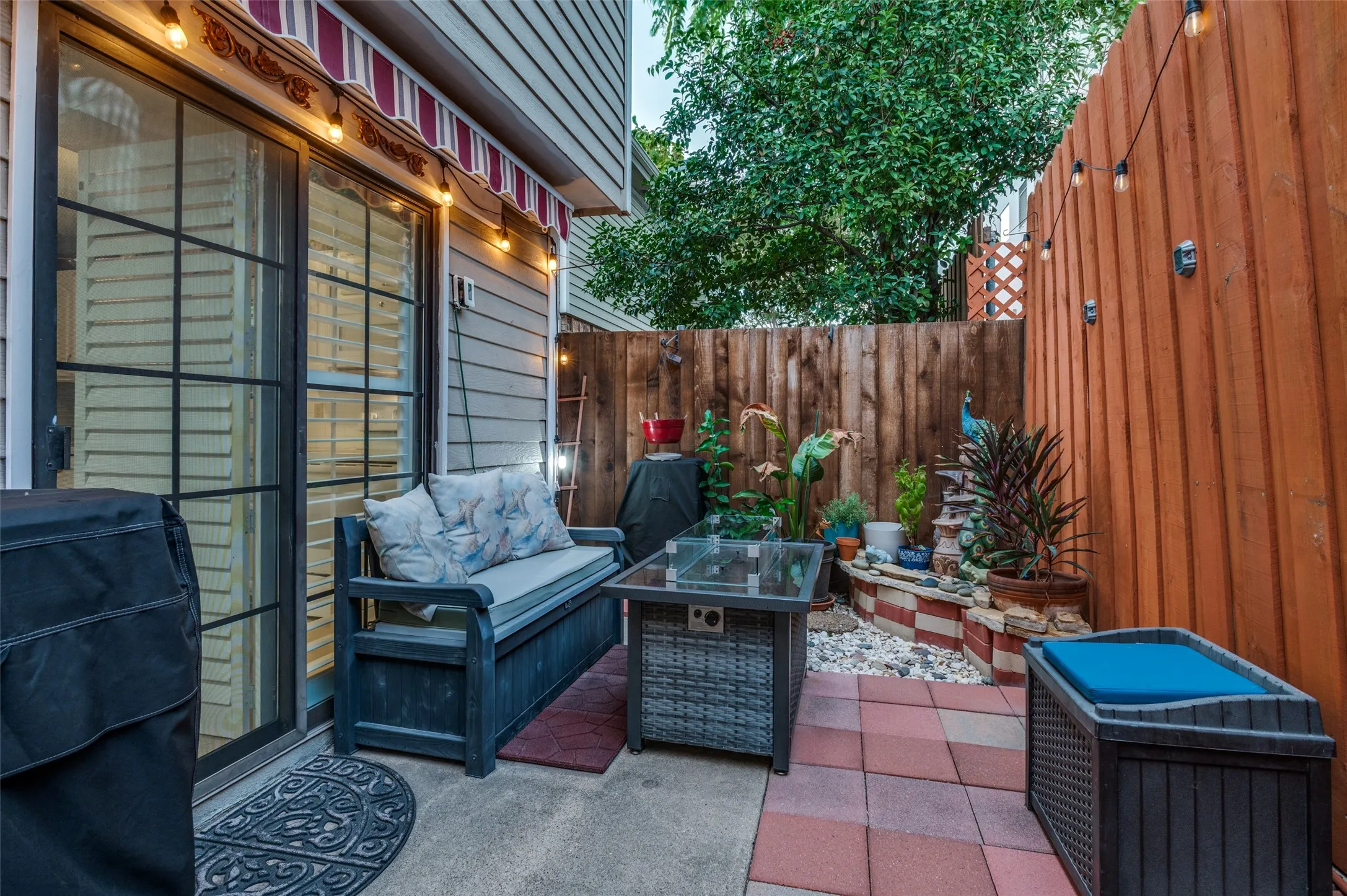 Single Family Residence For Sale in Dallas County , 3014 Adolph Street, Dallas, Texas 75204, 2 Bedroom, 2 Bathroom, Garage spaces, 1,139 Sqft, built in 1982, mls#21371470, Real Estate Agent in Dallas, Homes For Sale in Dallas county, Homes For Sale in Dallas, Realtor in Dallas Texas, Real Estate Brokerage Independent Realty Texas, Luminita Cordes Realtor
