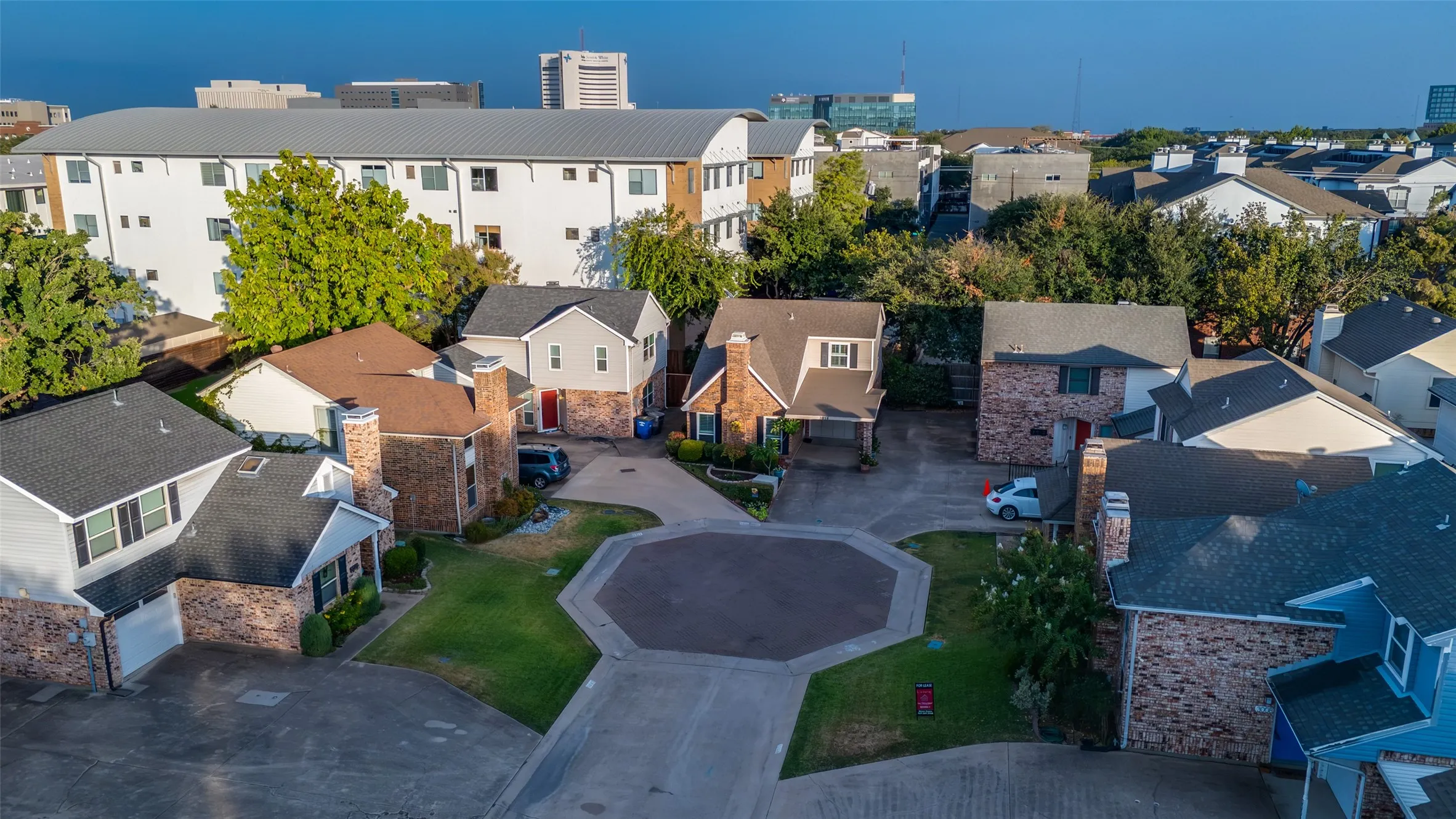 Single Family Residence For Sale in Dallas County , 3014 Adolph Street, Dallas, Texas 75204, 2 Bedroom, 2 Bathroom, Garage spaces, 1,139 Sqft, built in 1982, mls#21371470, Real Estate Agent in Dallas, Homes For Sale in Dallas county, Homes For Sale in Dallas, Realtor in Dallas Texas, Real Estate Brokerage Independent Realty Texas, Luminita Cordes Realtor