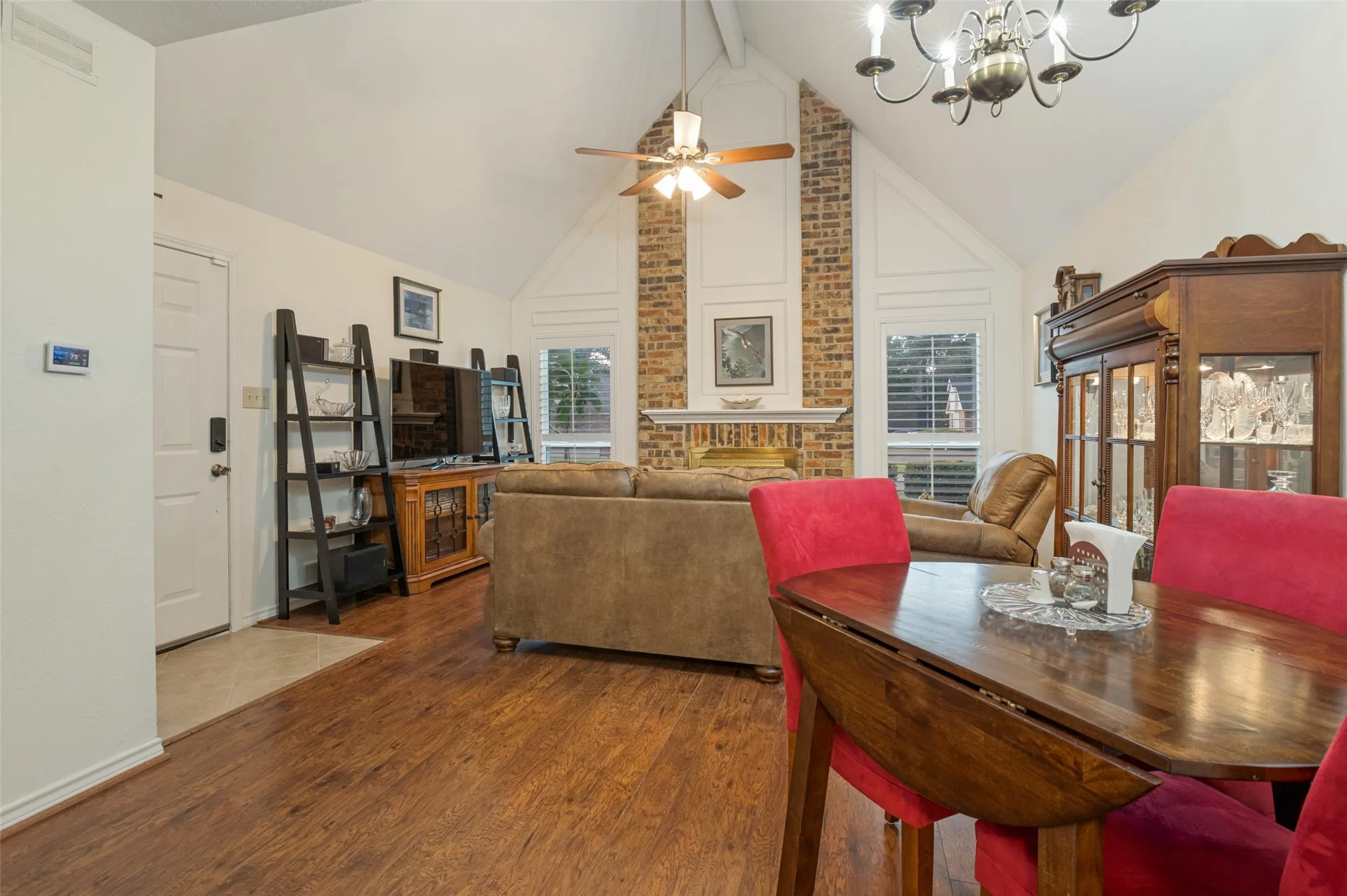 Single Family Residence For Sale in Dallas County , 3014 Adolph Street, Dallas, Texas 75204, 2 Bedroom, 2 Bathroom, Garage spaces, 1,139 Sqft, built in 1982, mls#21371470, Real Estate Agent in Dallas, Homes For Sale in Dallas county, Homes For Sale in Dallas, Realtor in Dallas Texas, Real Estate Brokerage Independent Realty Texas, Luminita Cordes Realtor