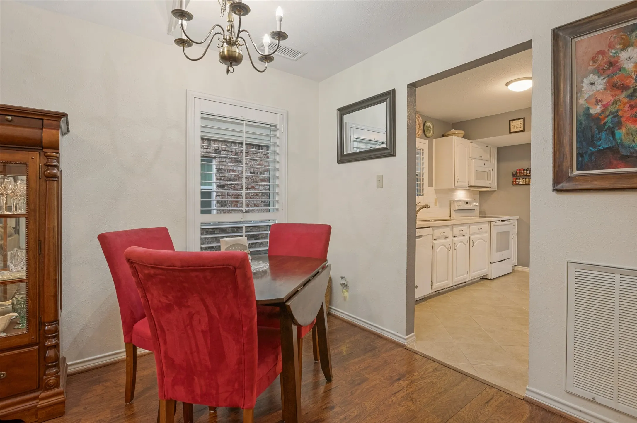 Single Family Residence For Sale in Dallas County , 3014 Adolph Street, Dallas, Texas 75204, 2 Bedroom, 2 Bathroom, Garage spaces, 1,139 Sqft, built in 1982, mls#21371470, Real Estate Agent in Dallas, Homes For Sale in Dallas county, Homes For Sale in Dallas, Realtor in Dallas Texas, Real Estate Brokerage Independent Realty Texas, Luminita Cordes Realtor