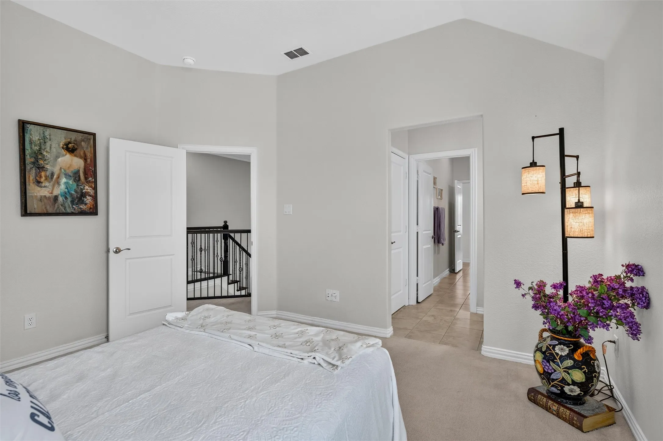 Vaulted ceilings and light neutral wall paint