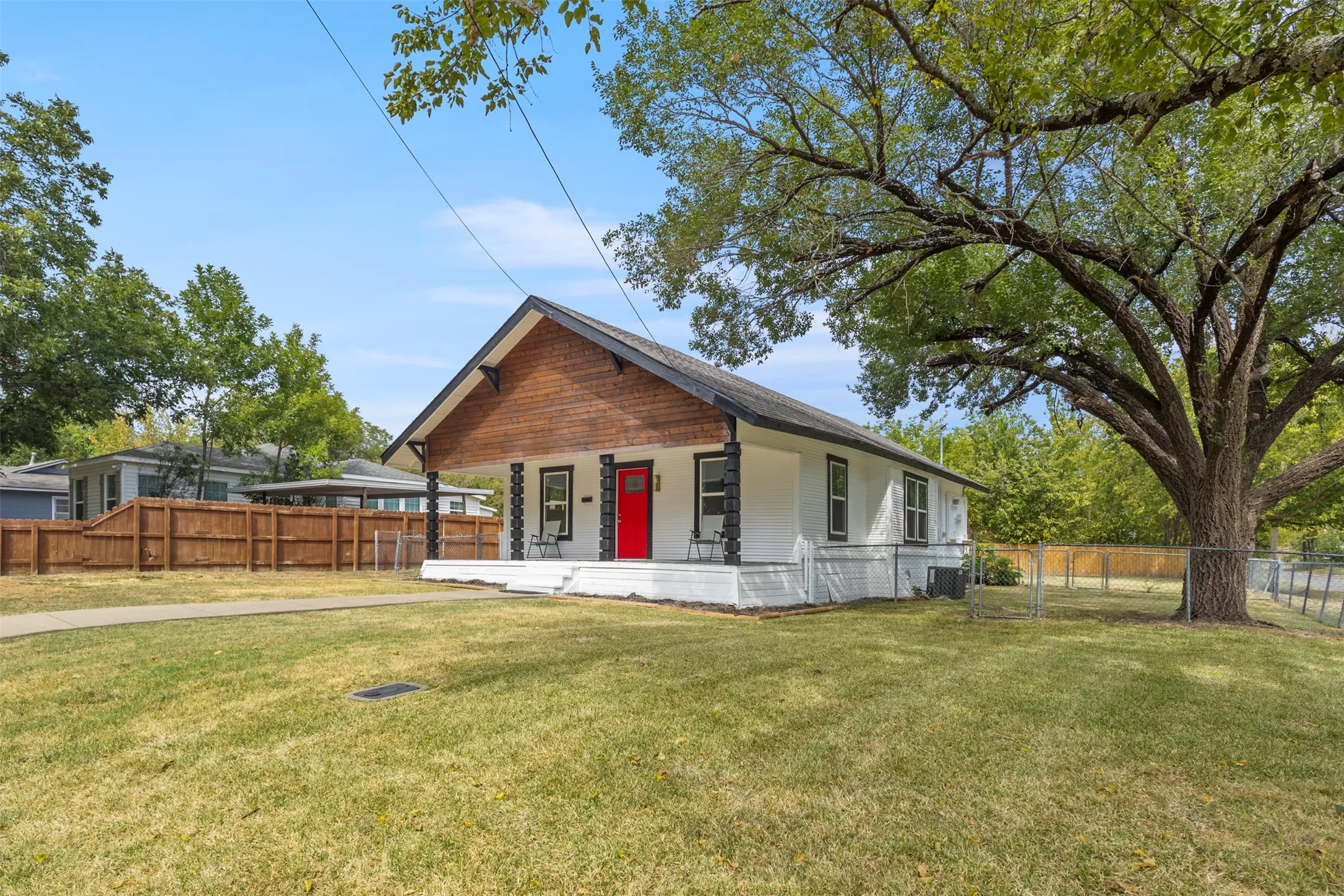 Single Family Residence For Sale in Hunt County , 1212 Earl Street, Commerce, Texas 75428, 3 Bedroom, 1 Bathroom, Garage spaces, 1,026 Sqft, built in 1934, mls#21372477, Real Estate Agent in Commerce, Homes For Sale in Hunt county, Homes For Sale in Commerce, Realtor in Commerce Texas, Real Estate Brokerage Independent Realty Texas, Luminita Cordes Realtor