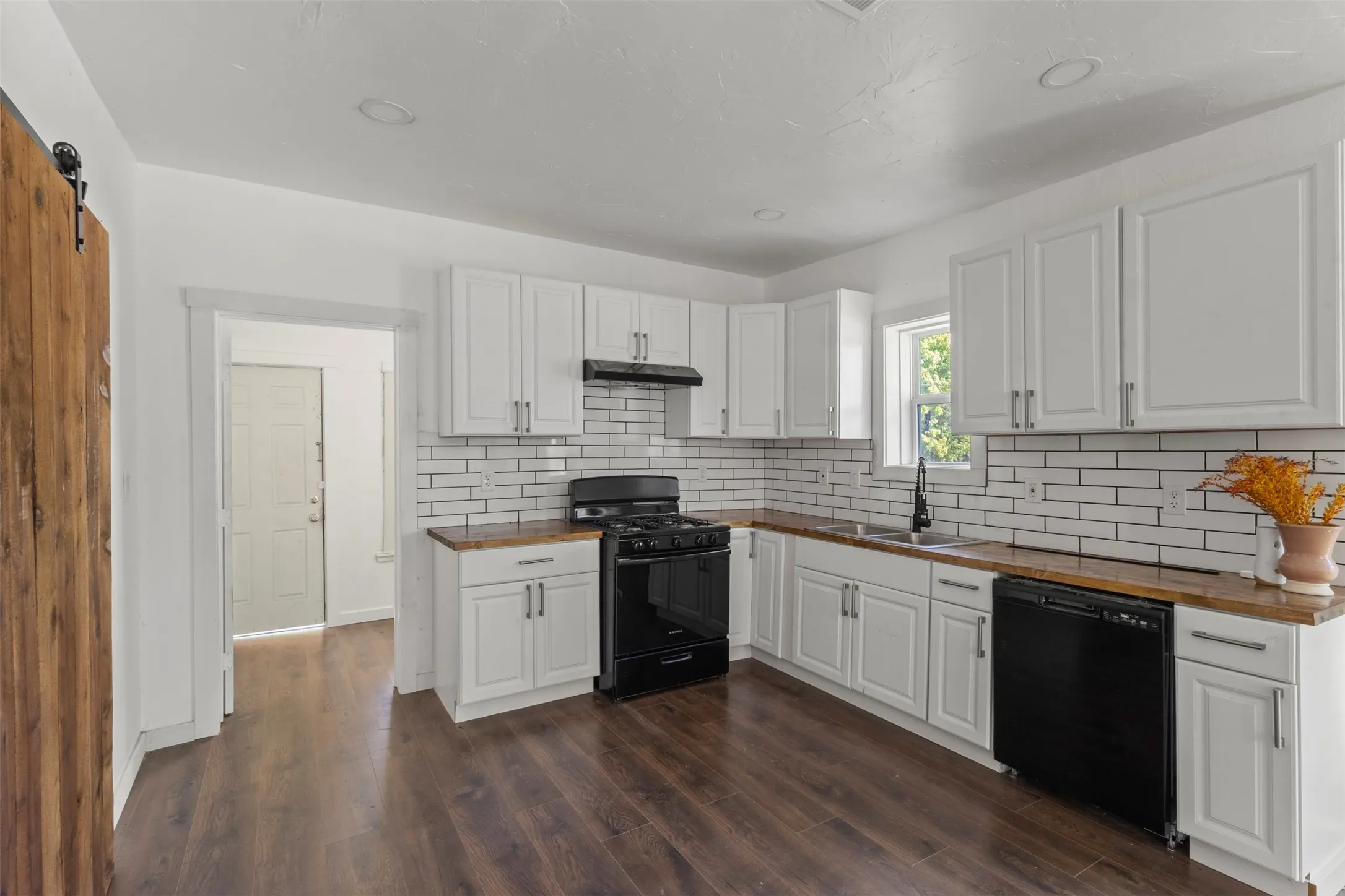 Single Family Residence For Sale in Hunt County , 1212 Earl Street, Commerce, Texas 75428, 3 Bedroom, 1 Bathroom, Garage spaces, 1,026 Sqft, built in 1934, mls#21372477, Real Estate Agent in Commerce, Homes For Sale in Hunt county, Homes For Sale in Commerce, Realtor in Commerce Texas, Real Estate Brokerage Independent Realty Texas, Luminita Cordes Realtor