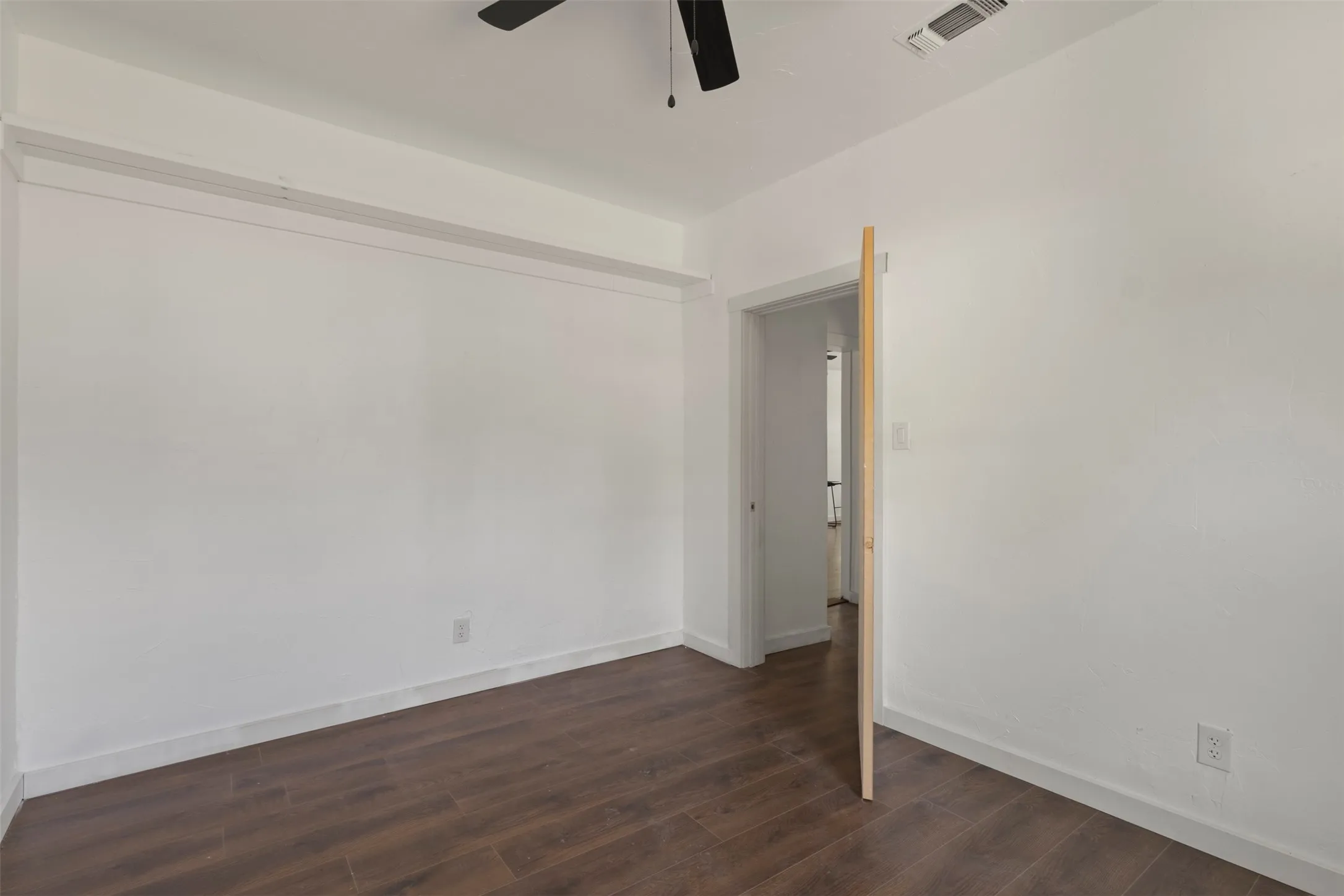 Single Family Residence For Sale in Hunt County , 1212 Earl Street, Commerce, Texas 75428, 3 Bedroom, 1 Bathroom, Garage spaces, 1,026 Sqft, built in 1934, mls#21372477, Real Estate Agent in Commerce, Homes For Sale in Hunt county, Homes For Sale in Commerce, Realtor in Commerce Texas, Real Estate Brokerage Independent Realty Texas, Luminita Cordes Realtor
