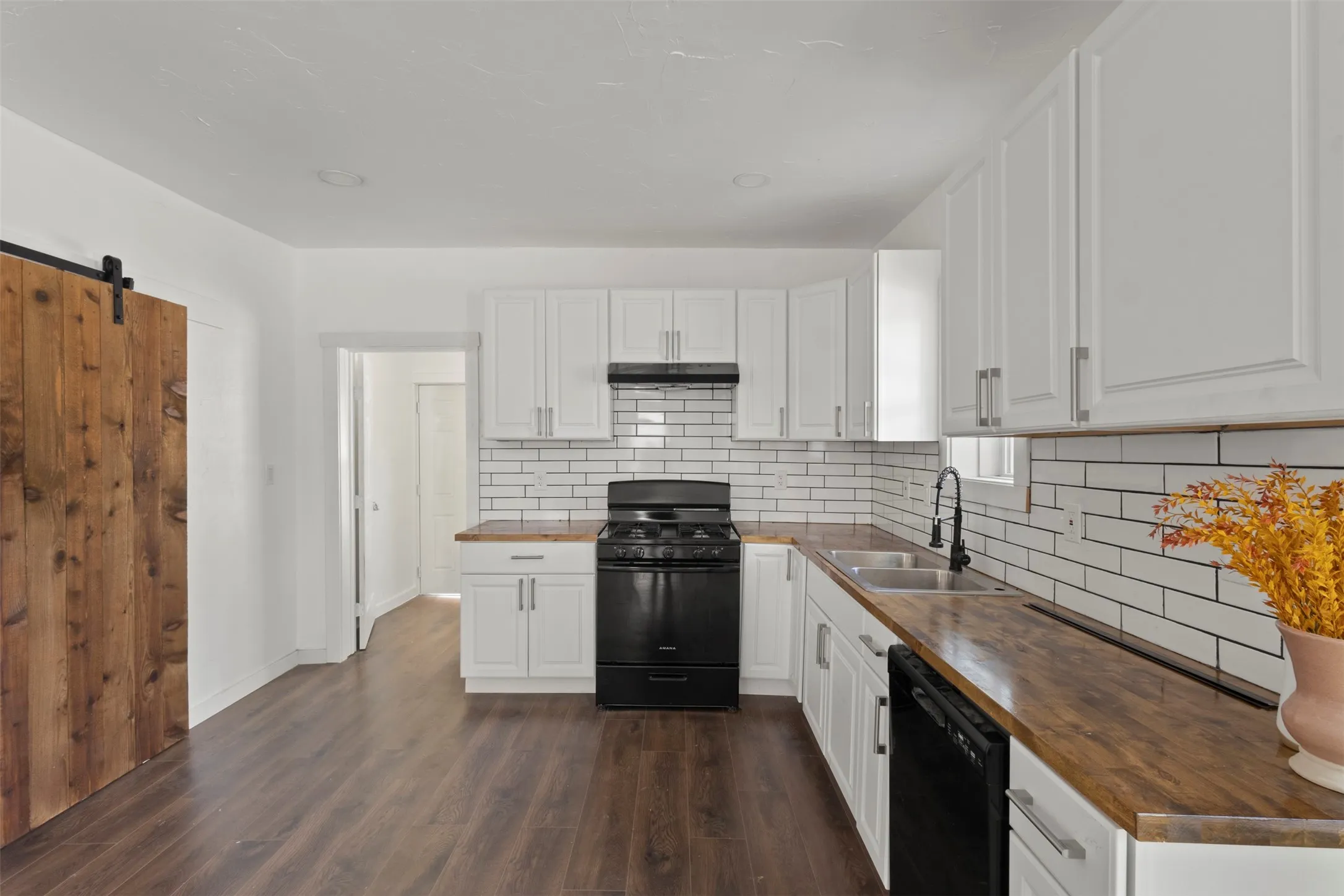 Single Family Residence For Sale in Hunt County , 1212 Earl Street, Commerce, Texas 75428, 3 Bedroom, 1 Bathroom, Garage spaces, 1,026 Sqft, built in 1934, mls#21372477, Real Estate Agent in Commerce, Homes For Sale in Hunt county, Homes For Sale in Commerce, Realtor in Commerce Texas, Real Estate Brokerage Independent Realty Texas, Luminita Cordes Realtor