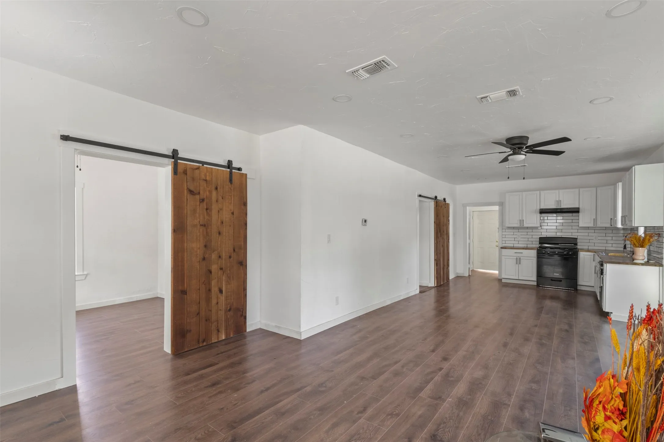 Single Family Residence For Sale in Hunt County , 1212 Earl Street, Commerce, Texas 75428, 3 Bedroom, 1 Bathroom, Garage spaces, 1,026 Sqft, built in 1934, mls#21372477, Real Estate Agent in Commerce, Homes For Sale in Hunt county, Homes For Sale in Commerce, Realtor in Commerce Texas, Real Estate Brokerage Independent Realty Texas, Luminita Cordes Realtor