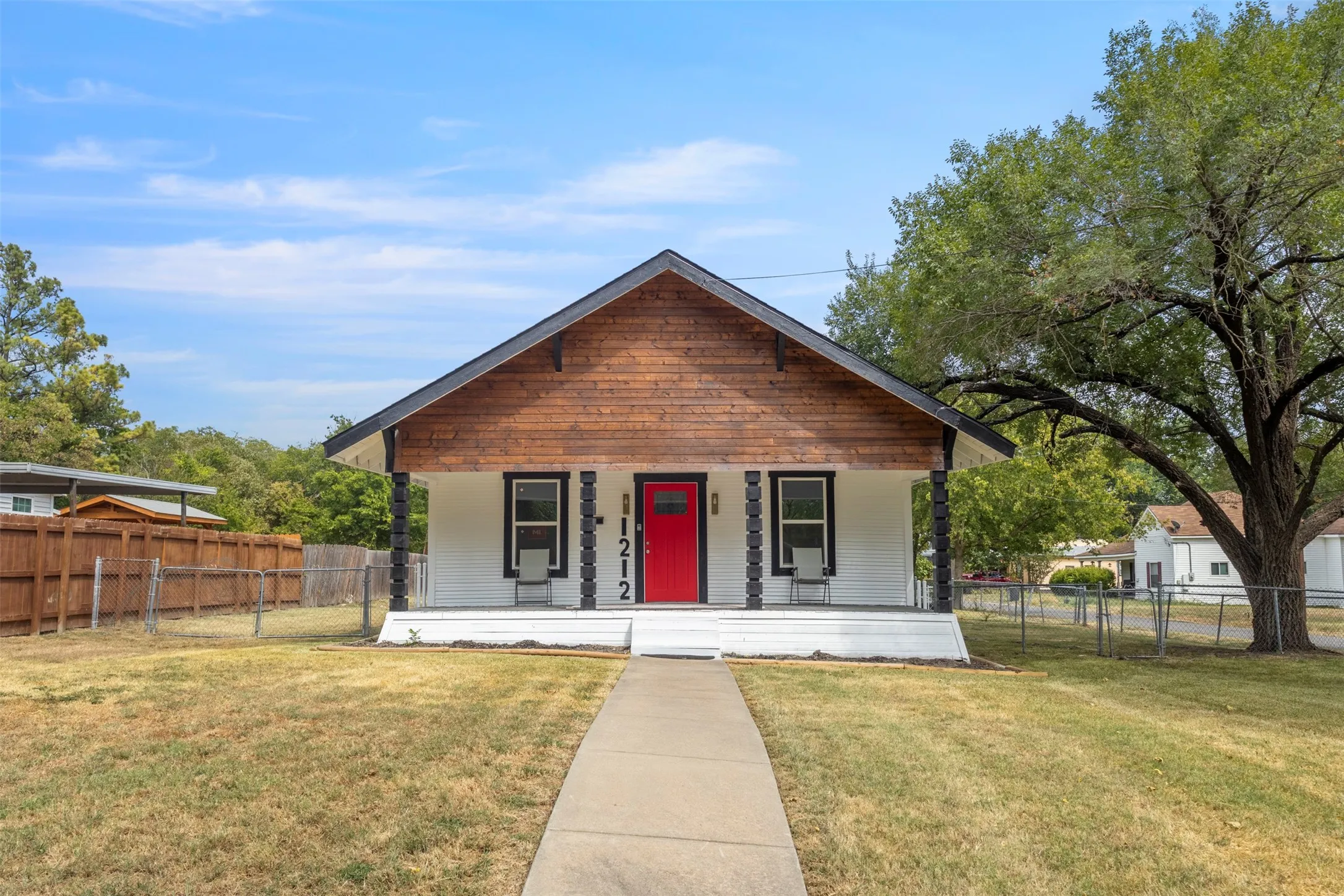 Single Family Residence For Sale in Hunt County , 1212 Earl Street, Commerce, Texas 75428, 3 Bedroom, 1 Bathroom, Garage spaces, 1,026 Sqft, built in 1934, mls#21372477, Real Estate Agent in Commerce, Homes For Sale in Hunt county, Homes For Sale in Commerce, Realtor in Commerce Texas, Real Estate Brokerage Independent Realty Texas, Luminita Cordes Realtor