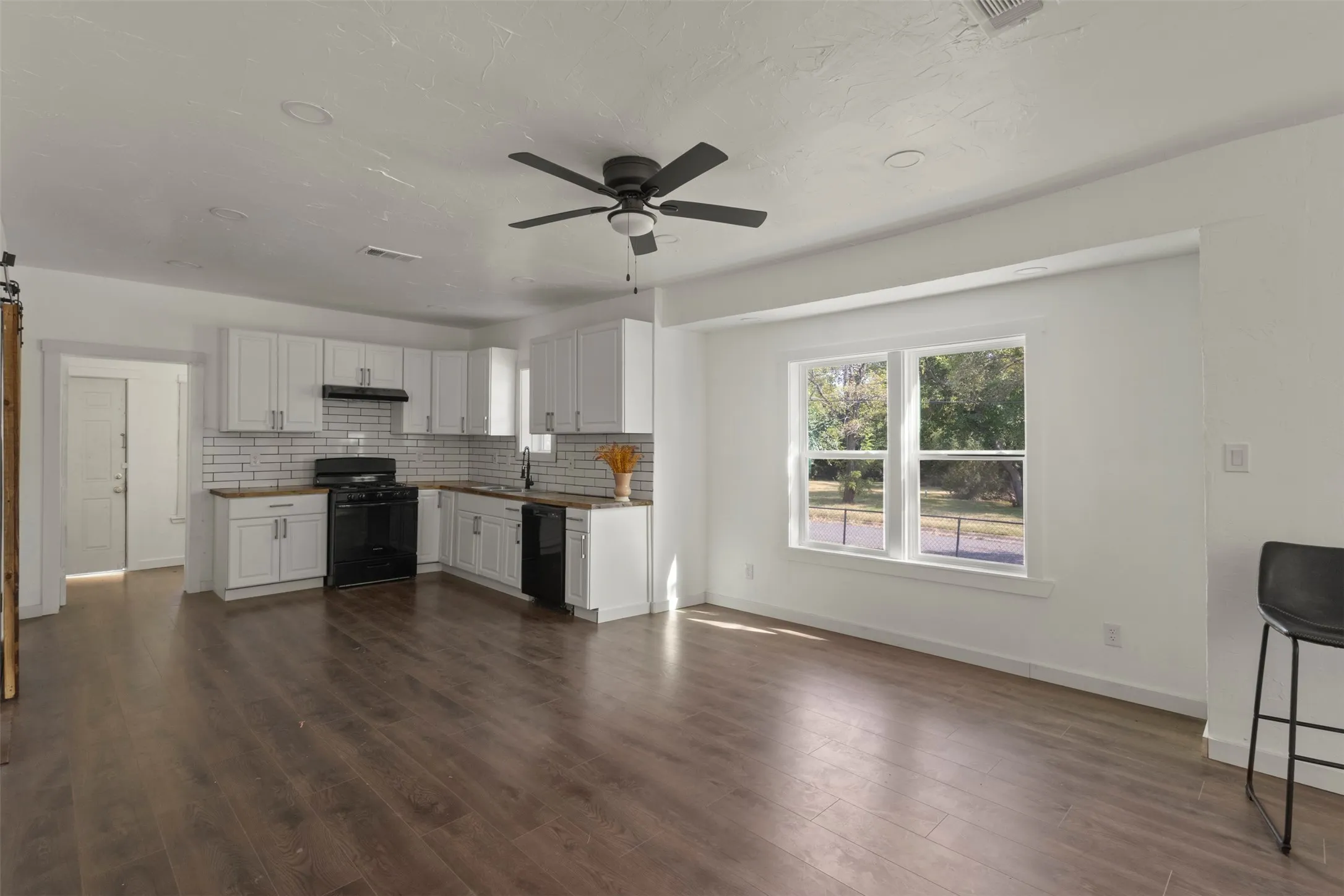 Single Family Residence For Sale in Hunt County , 1212 Earl Street, Commerce, Texas 75428, 3 Bedroom, 1 Bathroom, Garage spaces, 1,026 Sqft, built in 1934, mls#21372477, Real Estate Agent in Commerce, Homes For Sale in Hunt county, Homes For Sale in Commerce, Realtor in Commerce Texas, Real Estate Brokerage Independent Realty Texas, Luminita Cordes Realtor