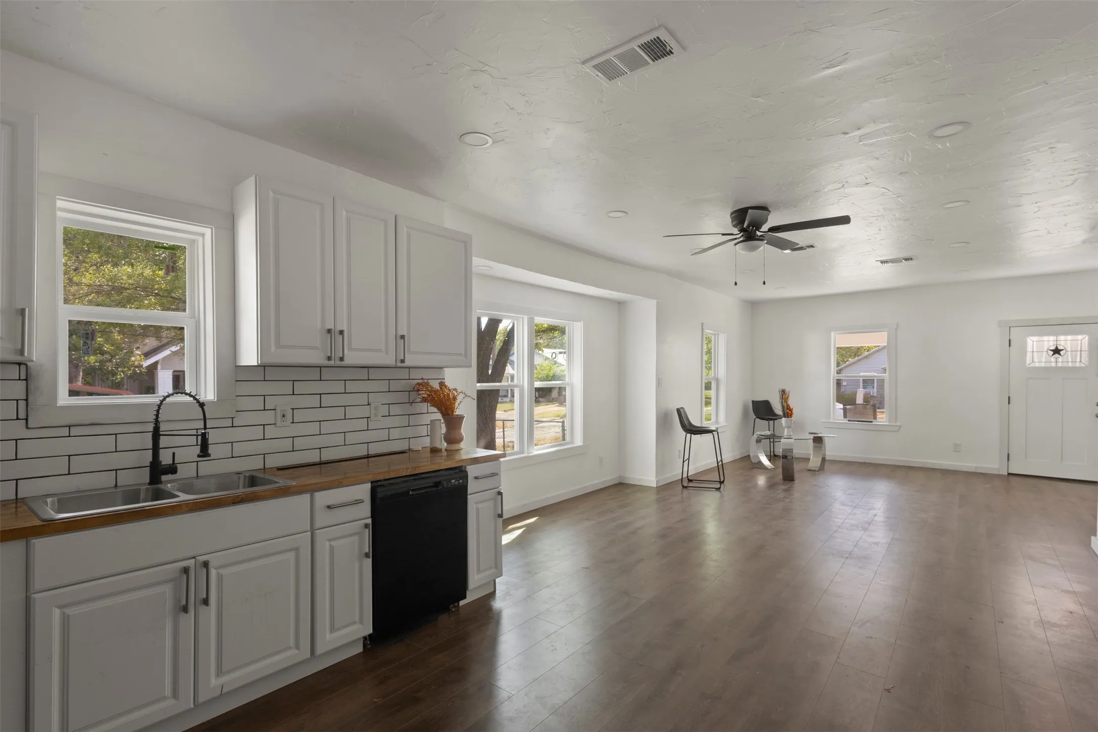 Single Family Residence For Sale in Hunt County , 1212 Earl Street, Commerce, Texas 75428, 3 Bedroom, 1 Bathroom, Garage spaces, 1,026 Sqft, built in 1934, mls#21372477, Real Estate Agent in Commerce, Homes For Sale in Hunt county, Homes For Sale in Commerce, Realtor in Commerce Texas, Real Estate Brokerage Independent Realty Texas, Luminita Cordes Realtor