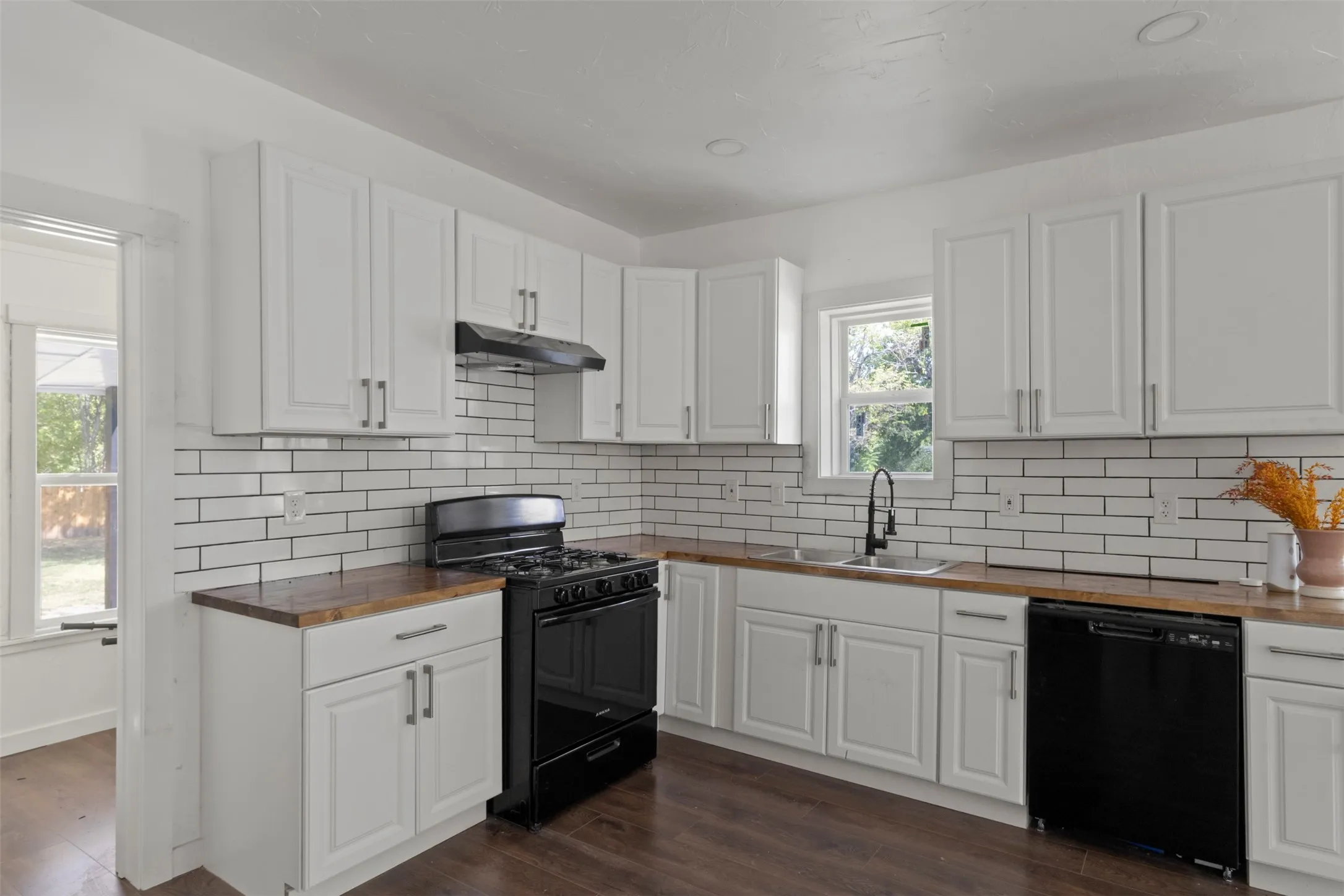 Single Family Residence For Sale in Hunt County , 1212 Earl Street, Commerce, Texas 75428, 3 Bedroom, 1 Bathroom, Garage spaces, 1,026 Sqft, built in 1934, mls#21372477, Real Estate Agent in Commerce, Homes For Sale in Hunt county, Homes For Sale in Commerce, Realtor in Commerce Texas, Real Estate Brokerage Independent Realty Texas, Luminita Cordes Realtor
