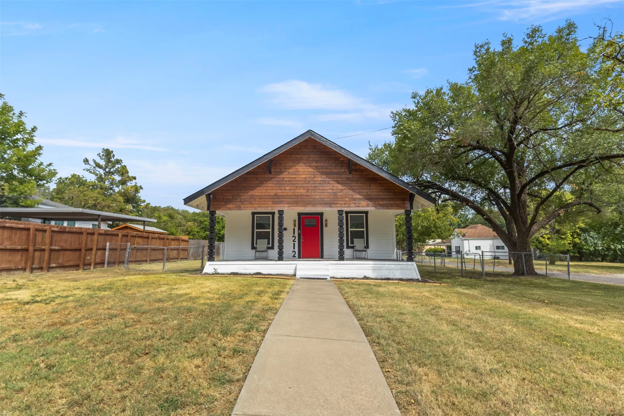 Single Family Residence For Sale in Hunt County , 1212 Earl Street, Commerce, Texas 75428, 3 Bedroom, 1 Bathroom, Garage spaces, 1,026 Sqft, built in 1934, mls#21372477, Real Estate Agent in Commerce, Homes For Sale in Hunt county, Homes For Sale in Commerce, Realtor in Commerce Texas, Real Estate Brokerage Independent Realty Texas, Luminita Cordes Realtor