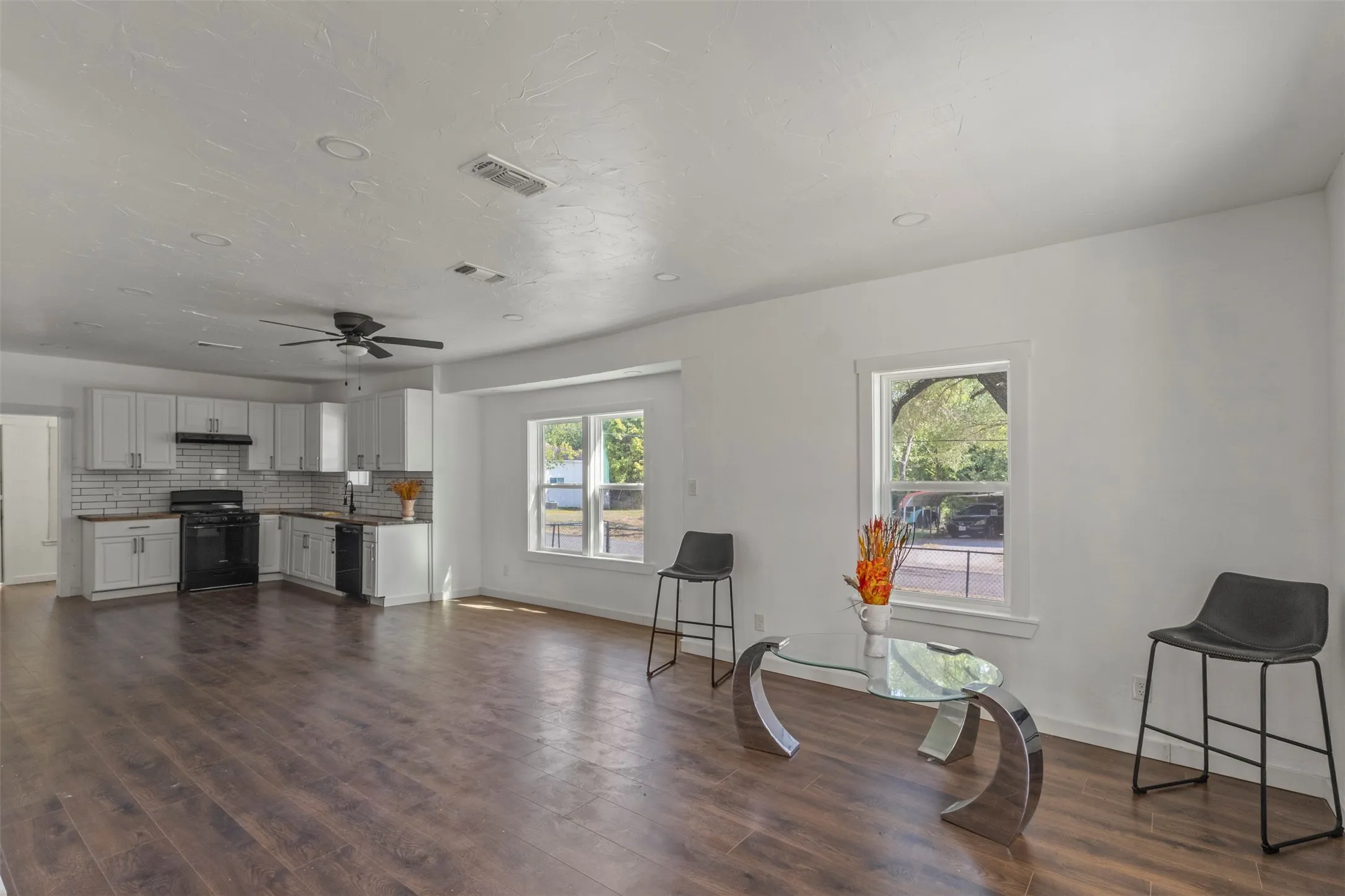 Single Family Residence For Sale in Hunt County , 1212 Earl Street, Commerce, Texas 75428, 3 Bedroom, 1 Bathroom, Garage spaces, 1,026 Sqft, built in 1934, mls#21372477, Real Estate Agent in Commerce, Homes For Sale in Hunt county, Homes For Sale in Commerce, Realtor in Commerce Texas, Real Estate Brokerage Independent Realty Texas, Luminita Cordes Realtor