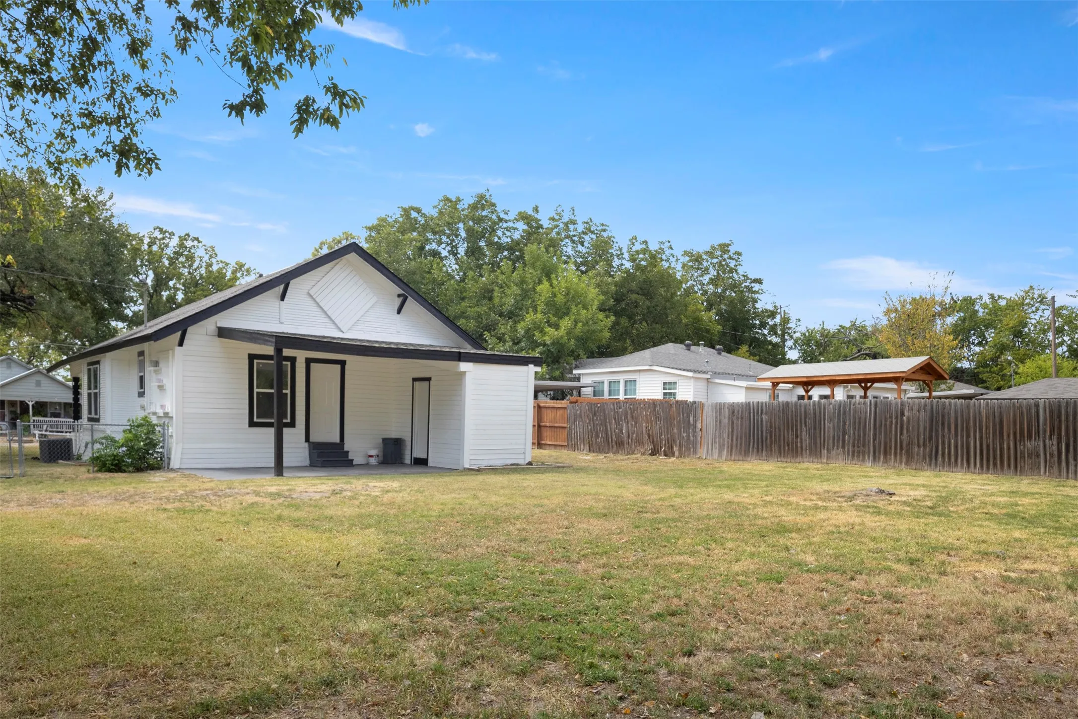 Single Family Residence For Sale in Hunt County , 1212 Earl Street, Commerce, Texas 75428, 3 Bedroom, 1 Bathroom, Garage spaces, 1,026 Sqft, built in 1934, mls#21372477, Real Estate Agent in Commerce, Homes For Sale in Hunt county, Homes For Sale in Commerce, Realtor in Commerce Texas, Real Estate Brokerage Independent Realty Texas, Luminita Cordes Realtor