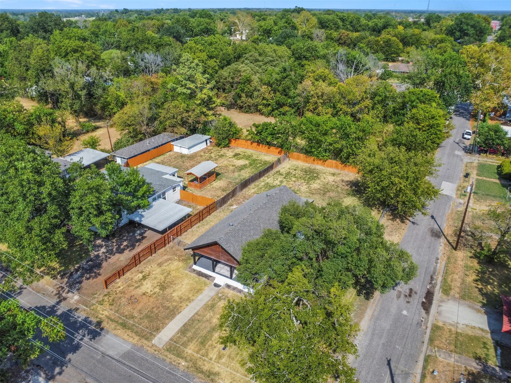 Single Family Residence For Sale in Hunt County , 1212 Earl Street, Commerce, Texas 75428, 3 Bedroom, 1 Bathroom, Garage spaces, 1,026 Sqft, built in 1934, mls#21372477, Real Estate Agent in Commerce, Homes For Sale in Hunt county, Homes For Sale in Commerce, Realtor in Commerce Texas, Real Estate Brokerage Independent Realty Texas, Luminita Cordes Realtor