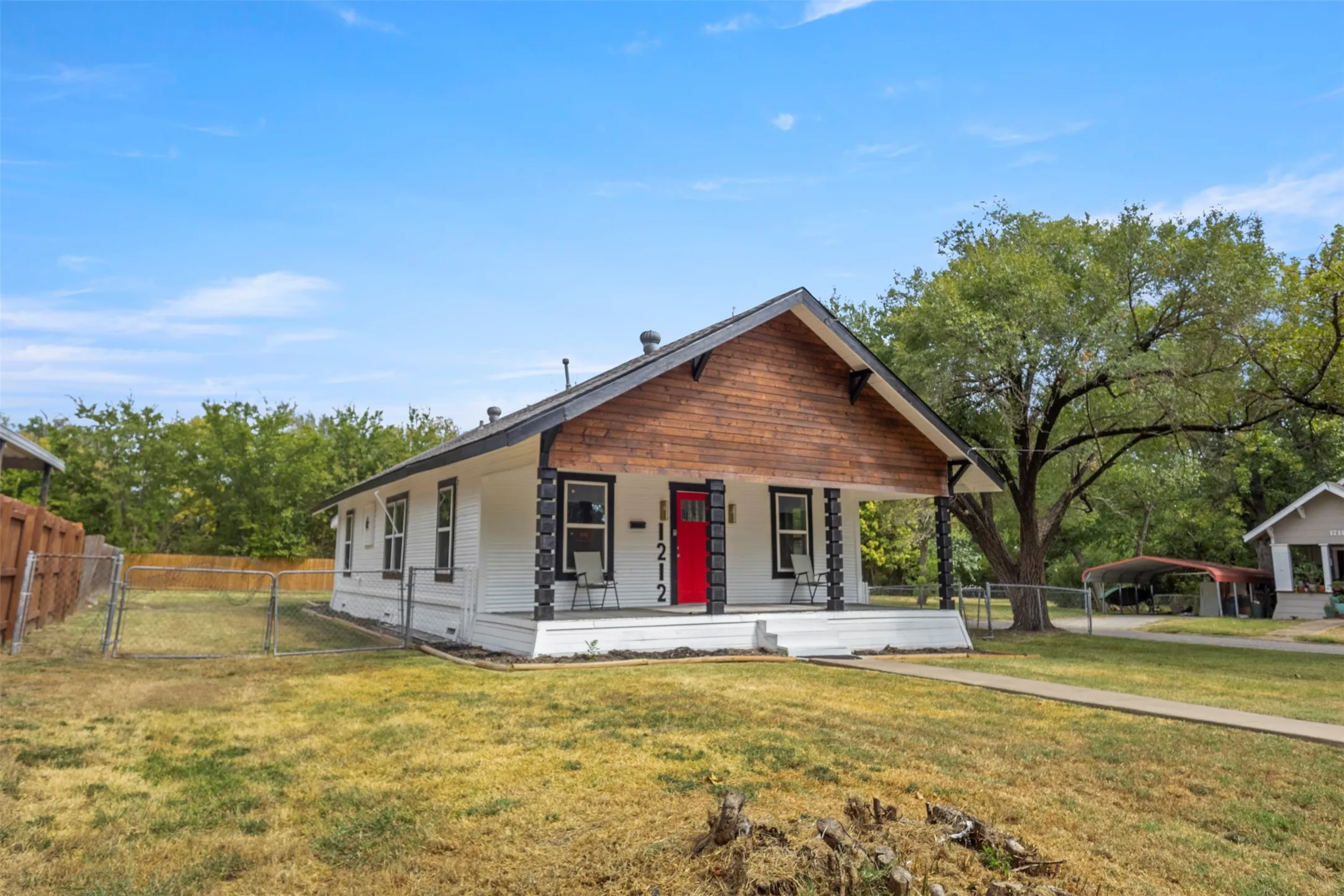 Single Family Residence For Sale in Hunt County , 1212 Earl Street, Commerce, Texas 75428, 3 Bedroom, 1 Bathroom, Garage spaces, 1,026 Sqft, built in 1934, mls#21372477, Real Estate Agent in Commerce, Homes For Sale in Hunt county, Homes For Sale in Commerce, Realtor in Commerce Texas, Real Estate Brokerage Independent Realty Texas, Luminita Cordes Realtor